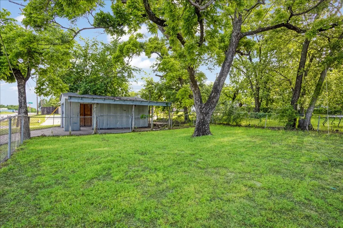 Single Family Residence For Sale in Grayson County , 401 E Morton Street, Denison, Texas 75021, 4 Bedroom, 2 Bathroom, Garage spaces, 1,581 Sqft, built in 1965, mls#21266481, Real Estate Agent in Denison, Homes For Sale in Grayson county, Homes For Sale in Denison, Realtor in Denison Texas, Real Estate Brokerage Independent Realty Texas, Luminita Cordes Realtor