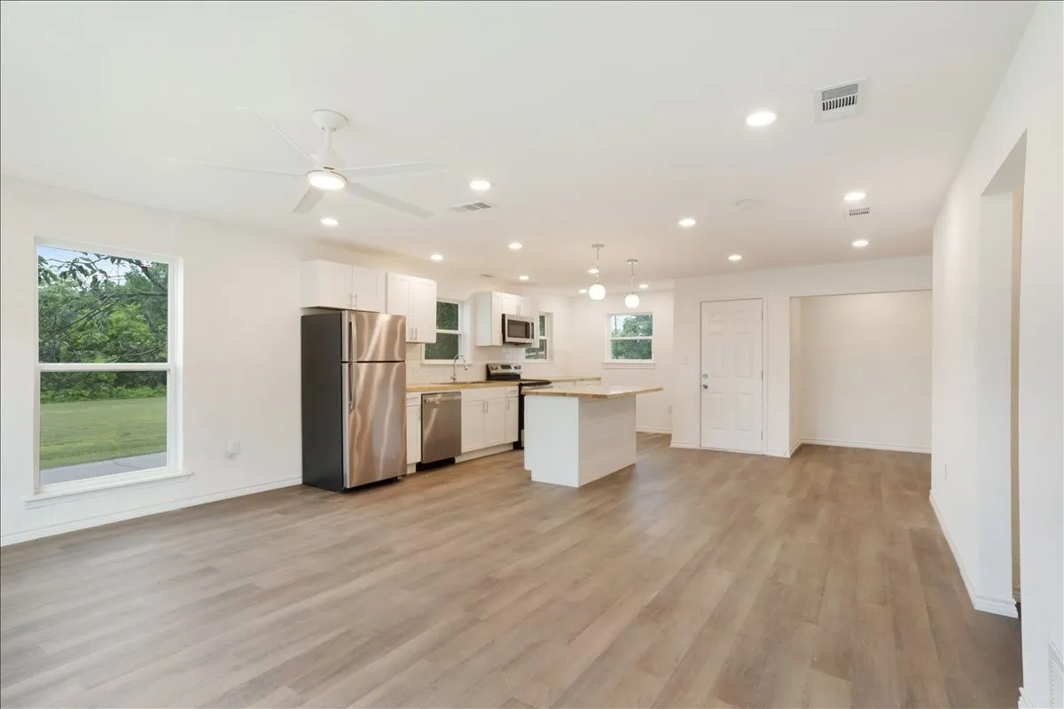 Single Family Residence For Sale in Grayson County , 401 E Morton Street, Denison, Texas 75021, 4 Bedroom, 2 Bathroom, Garage spaces, 1,581 Sqft, built in 1965, mls#21266481, Real Estate Agent in Denison, Homes For Sale in Grayson county, Homes For Sale in Denison, Realtor in Denison Texas, Real Estate Brokerage Independent Realty Texas, Luminita Cordes Realtor