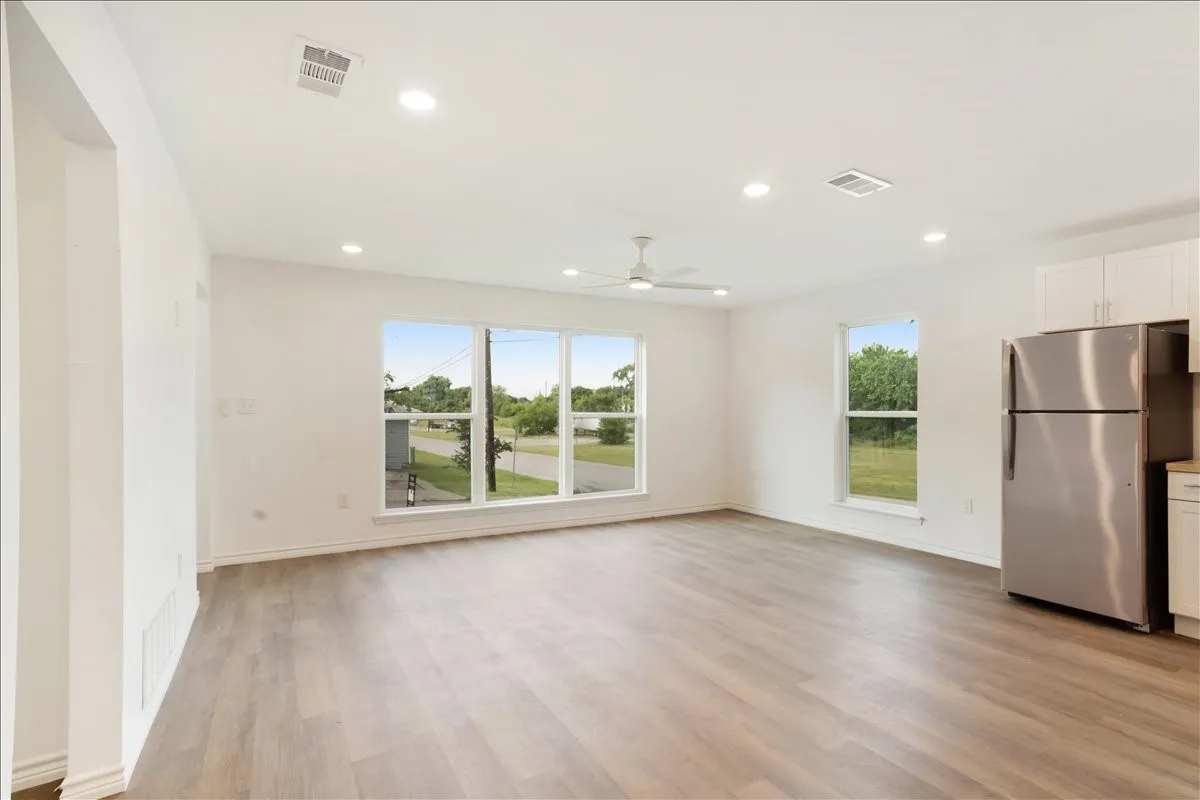 Single Family Residence For Sale in Grayson County , 401 E Morton Street, Denison, Texas 75021, 4 Bedroom, 2 Bathroom, Garage spaces, 1,581 Sqft, built in 1965, mls#21266481, Real Estate Agent in Denison, Homes For Sale in Grayson county, Homes For Sale in Denison, Realtor in Denison Texas, Real Estate Brokerage Independent Realty Texas, Luminita Cordes Realtor