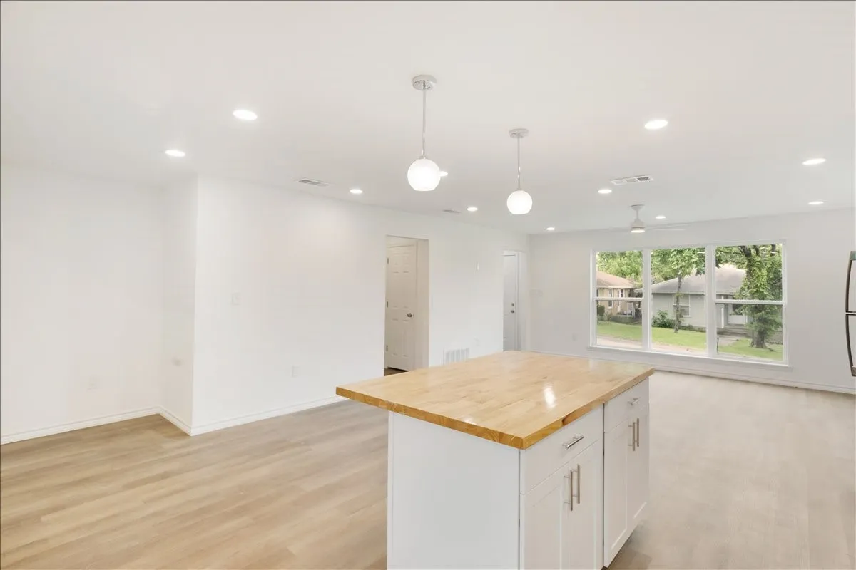 Single Family Residence For Sale in Grayson County , 401 E Morton Street, Denison, Texas 75021, 4 Bedroom, 2 Bathroom, Garage spaces, 1,581 Sqft, built in 1965, mls#21266481, Real Estate Agent in Denison, Homes For Sale in Grayson county, Homes For Sale in Denison, Realtor in Denison Texas, Real Estate Brokerage Independent Realty Texas, Luminita Cordes Realtor