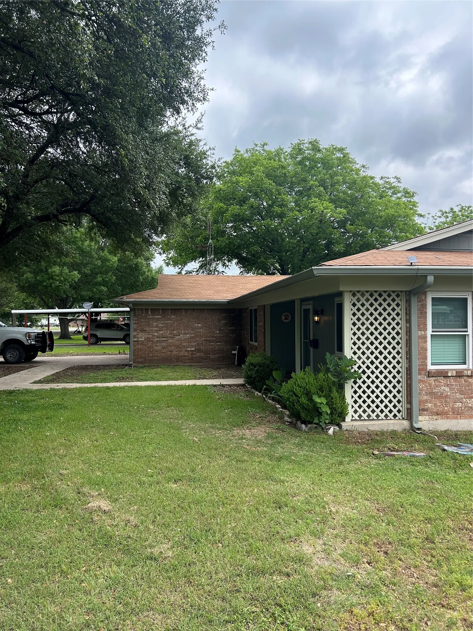 Single Family Residence For Sale in Hill County , 502 E Roosevelt, Whitney, Texas 76692, 3 Bedrooms, 2 Bathrooms, 2 Garage spaces, 1,275 Sqft, built in 1973, Price $197,900, mls#21267733, Real Estate Agent in Whitney, Homes For Sale in Hill county, Homes For Sale in Whitney, Realtor in Whitney Texas, Real Estate Brokerage Independent Realty Texas, Luminita Cordes Realtor