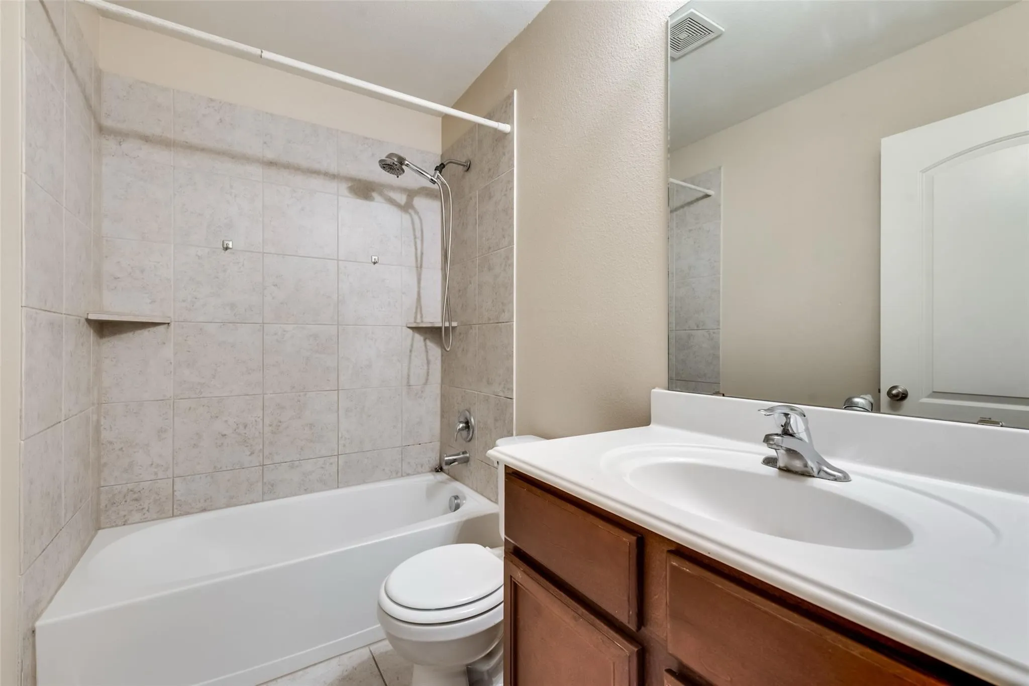 Single Family Residence For Rent in Kaufman County , 2106 Bluebell, Forney, Texas 75126, 3 Bedroom, 2 Bathroom, 2 Garage spaces, 1,541 Sqft, built in 2015, mls#21267743, Real Estate Agent in Forney, Homes For Rent in Kaufman county, Homes For Rent in Forney, Realtor in Forney Texas, Real Estate Brokerage Independent Realty Texas, Luminita Cordes Realtor