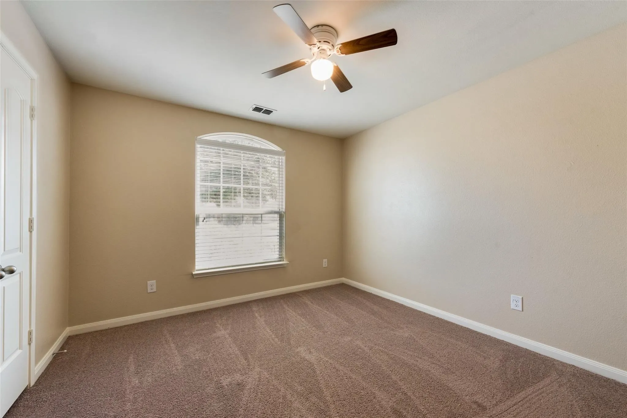 Single Family Residence For Rent in Kaufman County , 2106 Bluebell, Forney, Texas 75126, 3 Bedroom, 2 Bathroom, 2 Garage spaces, 1,541 Sqft, built in 2015, mls#21267743, Real Estate Agent in Forney, Homes For Rent in Kaufman county, Homes For Rent in Forney, Realtor in Forney Texas, Real Estate Brokerage Independent Realty Texas, Luminita Cordes Realtor