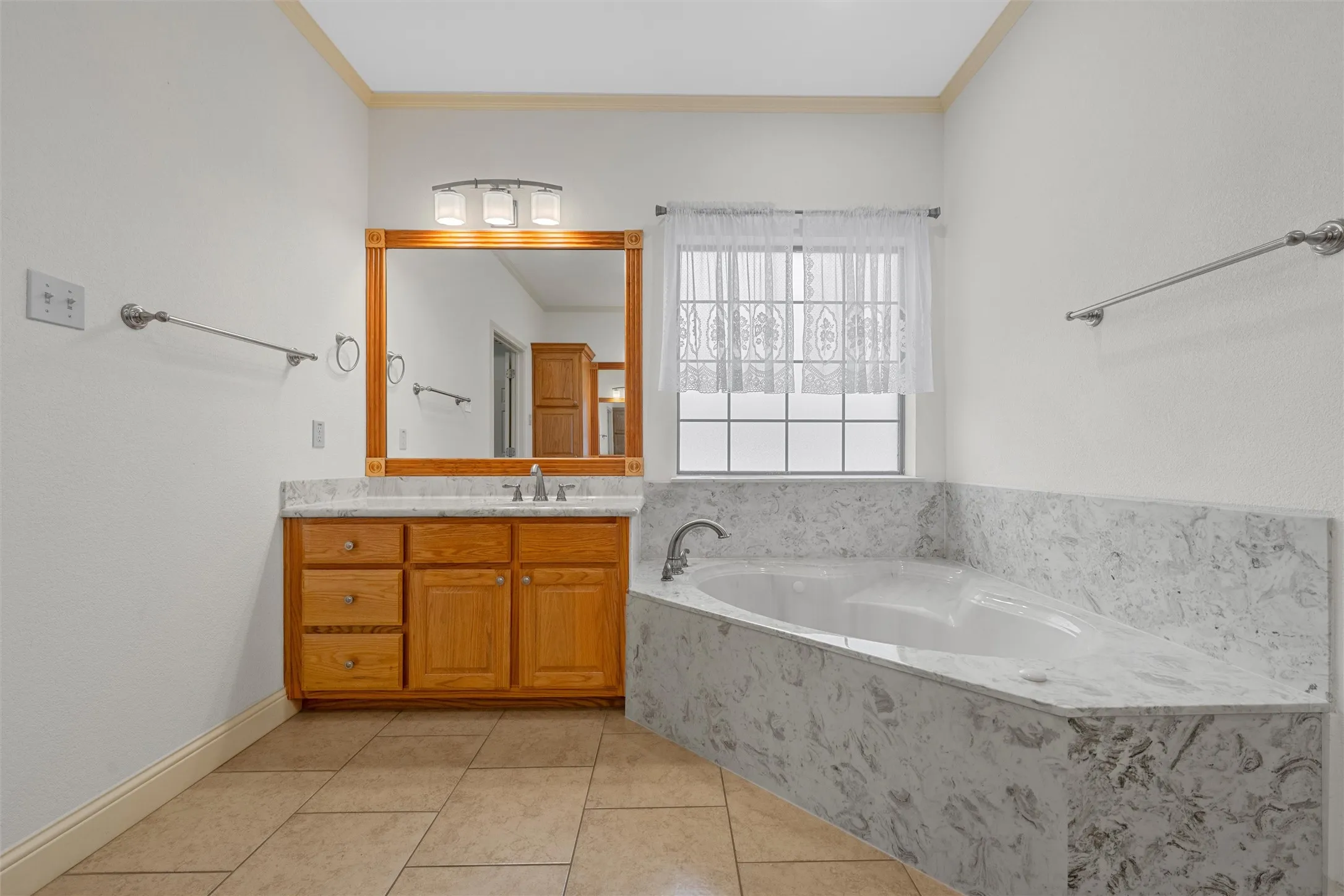 Single Family Residence For Sale in Mc Lennan County , 1305 Buffalo Pass, Woodway, Texas 76712, 3 Bedroom, 3 Bathroom, 2 Garage spaces, 2,362 Sqft, built in 2010, mls#21267562, Real Estate Agent in Woodway, Homes For Sale in Mc Lennan county, Homes For Sale in Woodway, Realtor in Woodway Texas, Real Estate Brokerage Independent Realty Texas, Luminita Cordes Realtor