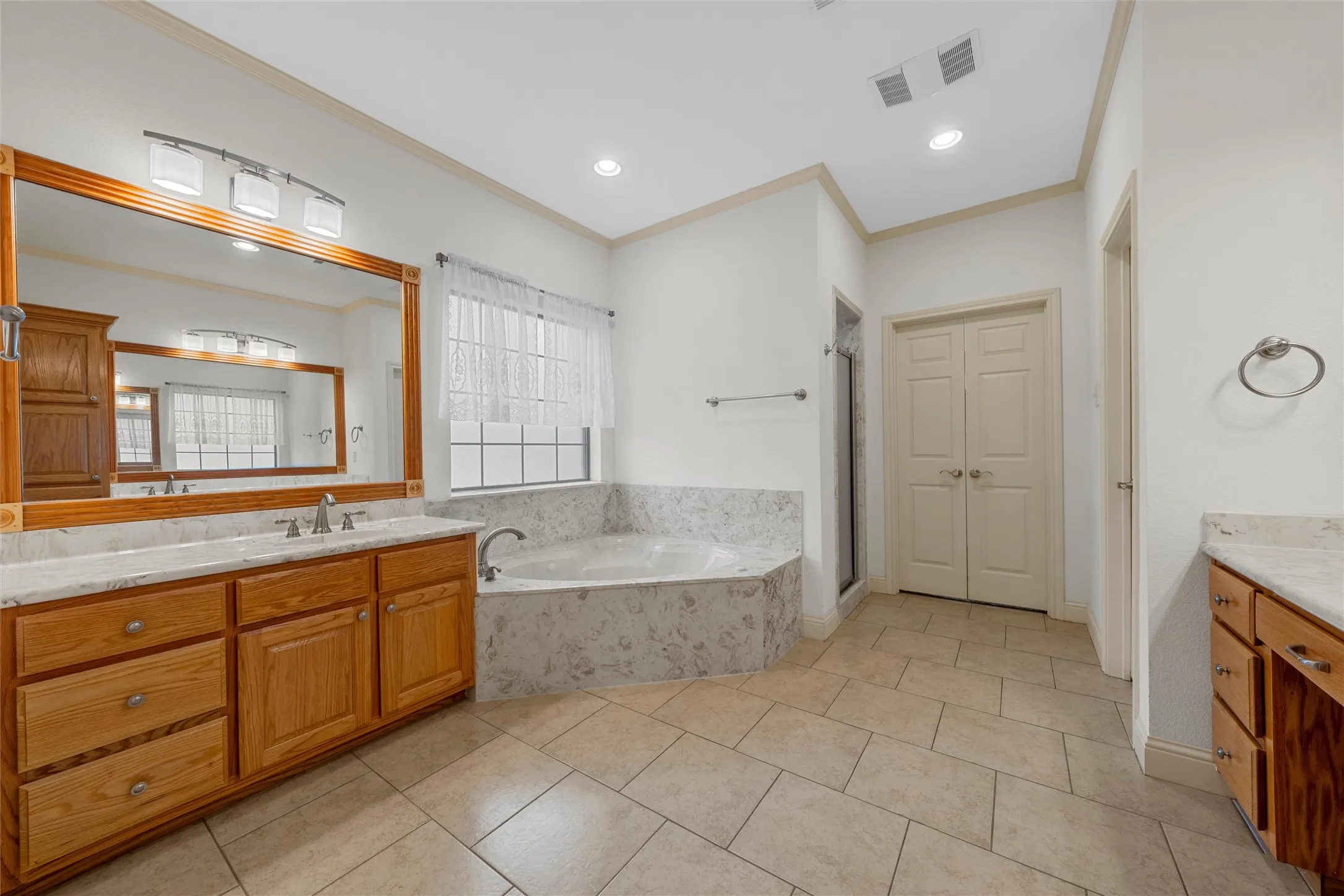 Single Family Residence For Sale in Mc Lennan County , 1305 Buffalo Pass, Woodway, Texas 76712, 3 Bedroom, 3 Bathroom, 2 Garage spaces, 2,362 Sqft, built in 2010, mls#21267562, Real Estate Agent in Woodway, Homes For Sale in Mc Lennan county, Homes For Sale in Woodway, Realtor in Woodway Texas, Real Estate Brokerage Independent Realty Texas, Luminita Cordes Realtor
