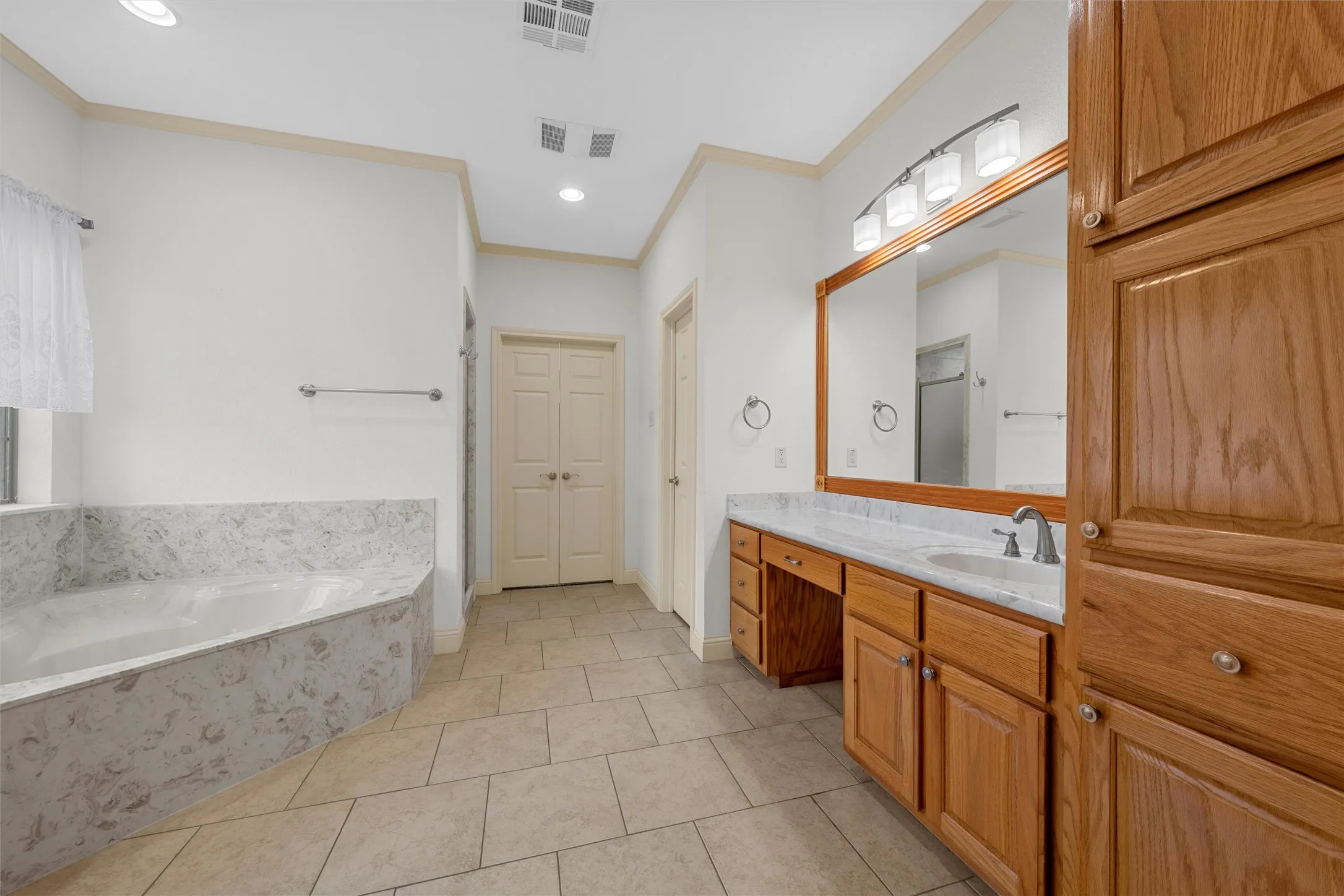 Single Family Residence For Sale in Mc Lennan County , 1305 Buffalo Pass, Woodway, Texas 76712, 3 Bedroom, 3 Bathroom, 2 Garage spaces, 2,362 Sqft, built in 2010, mls#21267562, Real Estate Agent in Woodway, Homes For Sale in Mc Lennan county, Homes For Sale in Woodway, Realtor in Woodway Texas, Real Estate Brokerage Independent Realty Texas, Luminita Cordes Realtor