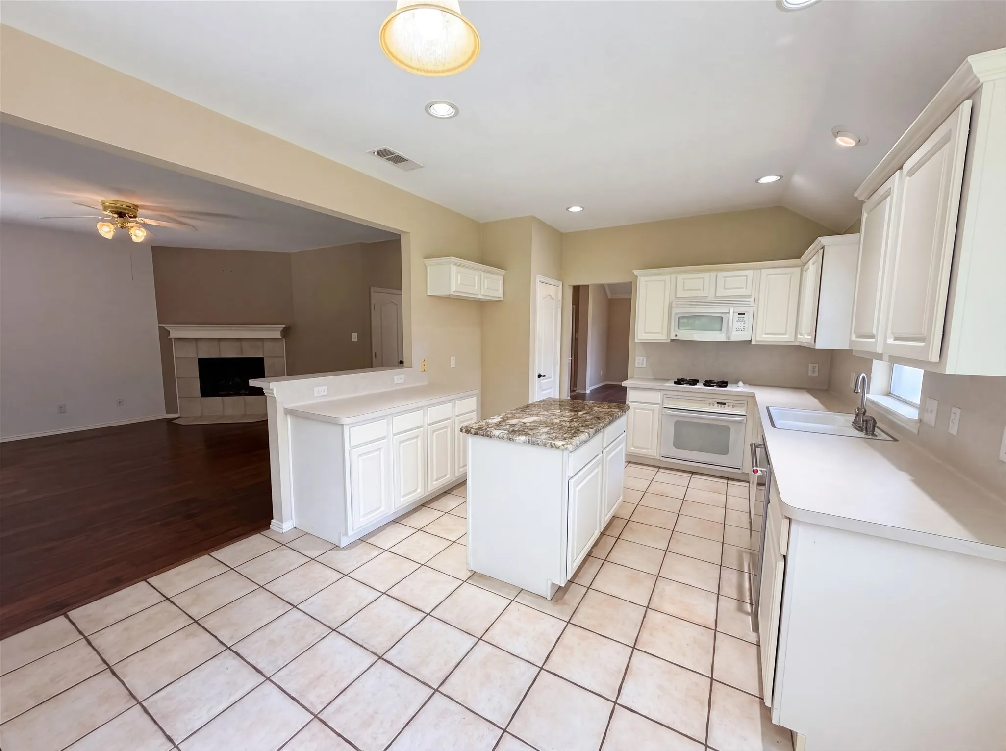 Single Family Residence For Sale in Rockwall County , 525 Hidden Oak Lane, Rockwall, Texas 75087, 3 Bedroom, 2 Bathroom, 2 Garage spaces, 2,034 Sqft, built in 1998, mls#21267857, Real Estate Agent in Rockwall, Homes For Sale in Rockwall county, Homes For Sale in Rockwall, Realtor in Rockwall Texas, Real Estate Brokerage Independent Realty Texas, Luminita Cordes Realtor