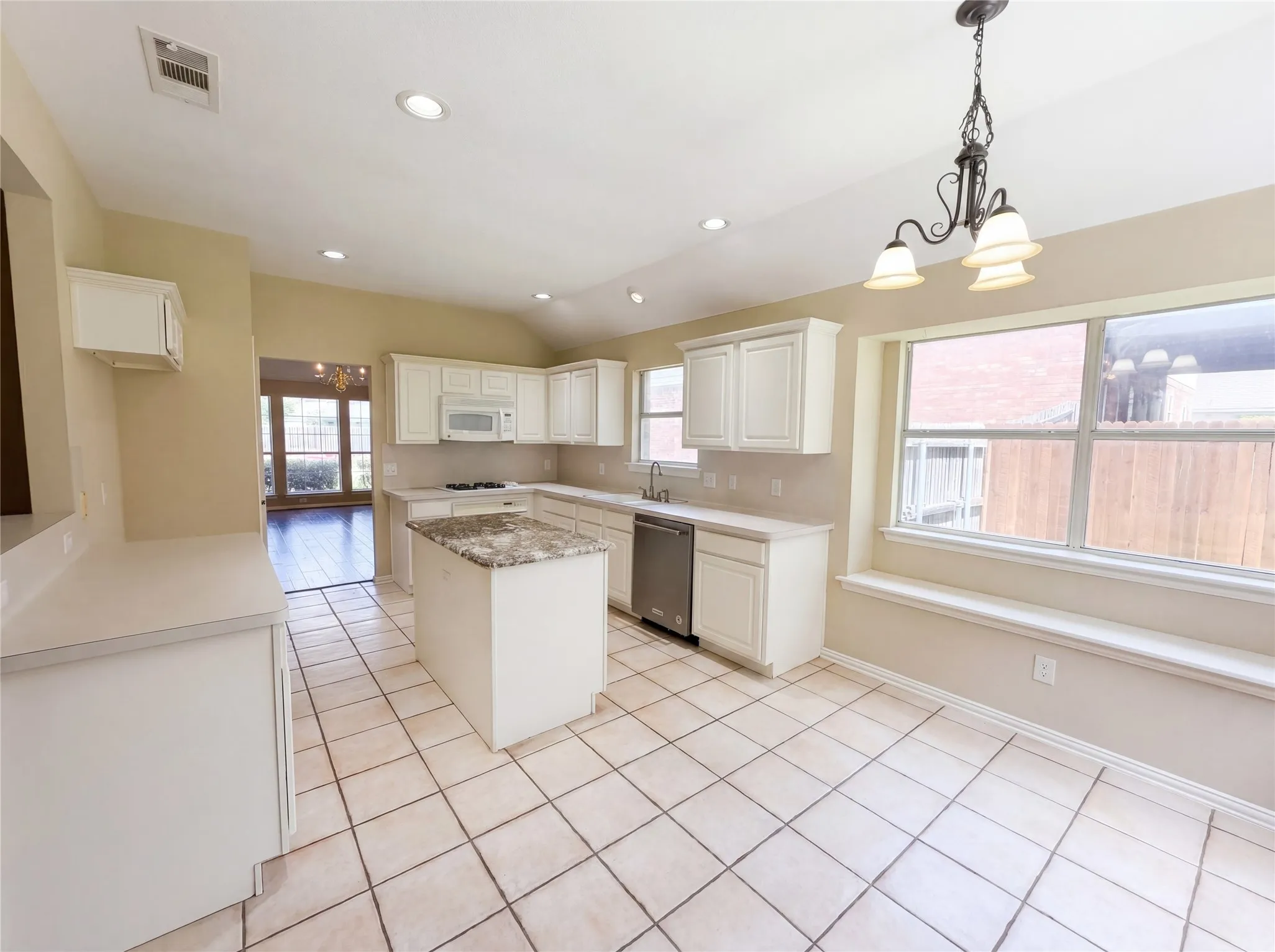 Single Family Residence For Sale in Rockwall County , 525 Hidden Oak Lane, Rockwall, Texas 75087, 3 Bedroom, 2 Bathroom, 2 Garage spaces, 2,034 Sqft, built in 1998, mls#21267857, Real Estate Agent in Rockwall, Homes For Sale in Rockwall county, Homes For Sale in Rockwall, Realtor in Rockwall Texas, Real Estate Brokerage Independent Realty Texas, Luminita Cordes Realtor