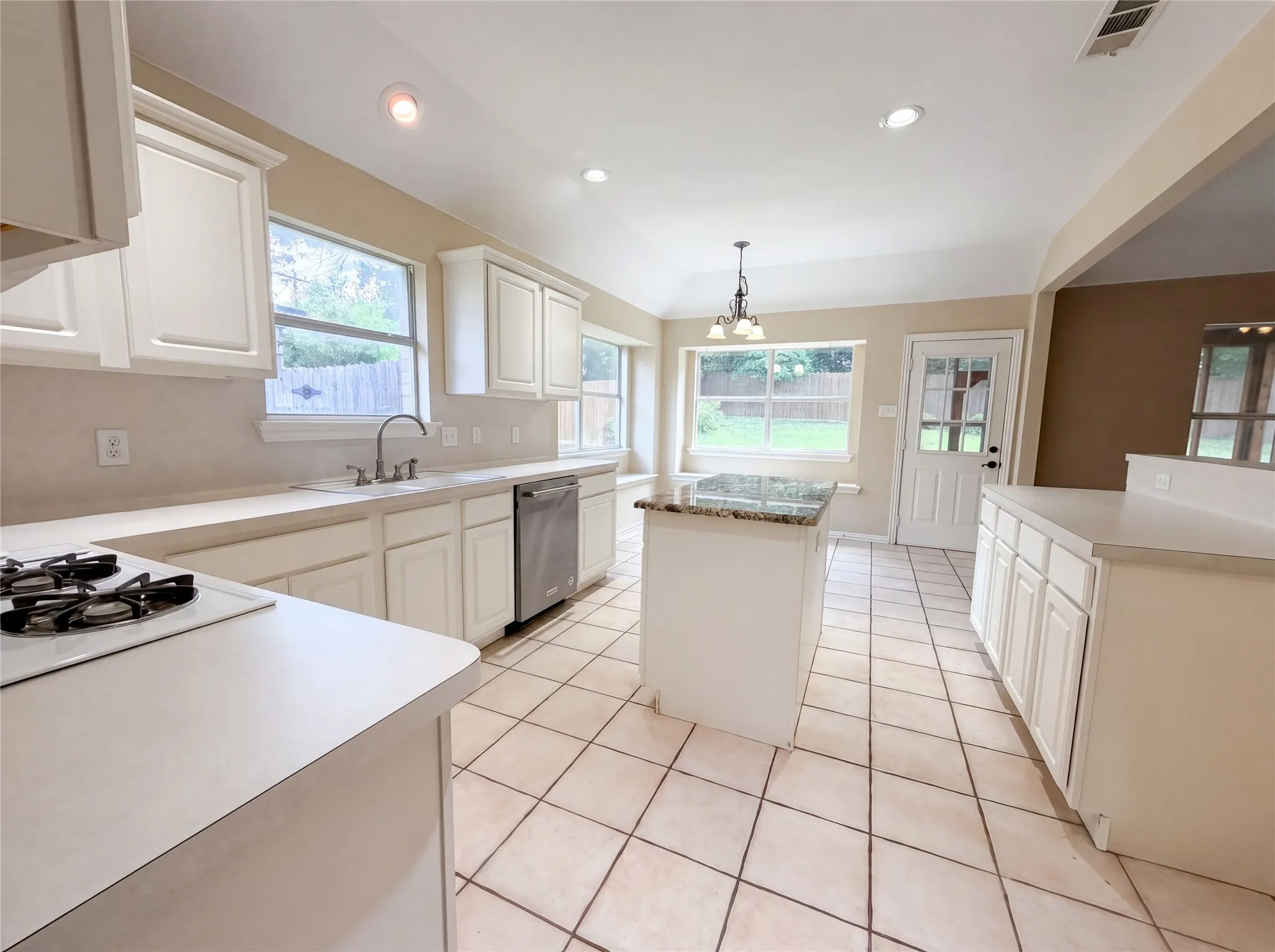 Single Family Residence For Sale in Rockwall County , 525 Hidden Oak Lane, Rockwall, Texas 75087, 3 Bedroom, 2 Bathroom, 2 Garage spaces, 2,034 Sqft, built in 1998, mls#21267857, Real Estate Agent in Rockwall, Homes For Sale in Rockwall county, Homes For Sale in Rockwall, Realtor in Rockwall Texas, Real Estate Brokerage Independent Realty Texas, Luminita Cordes Realtor
