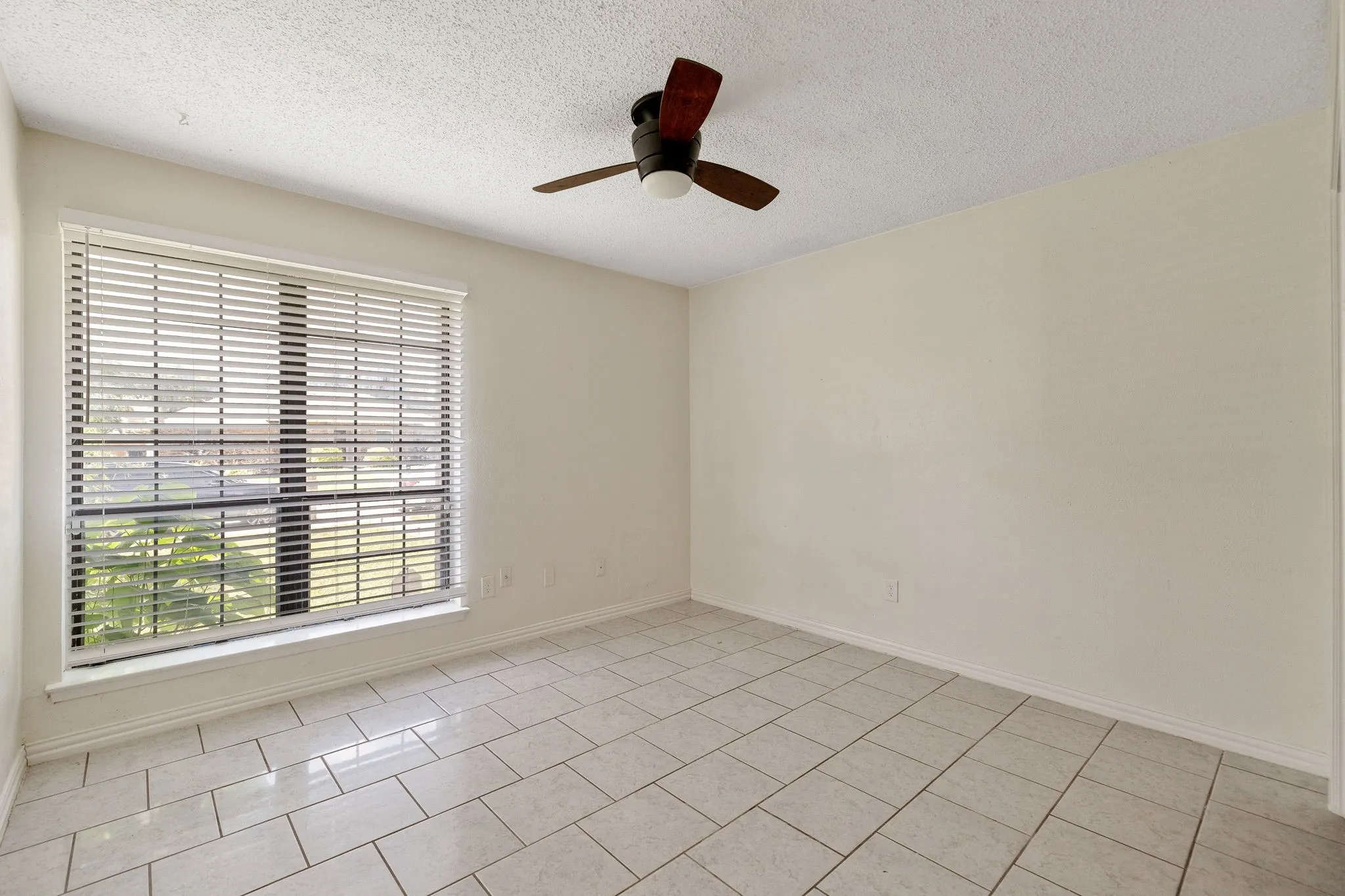 Single Family Residence For Sale in Denton County , 1865 Juniper Lane, Lewisville, Texas 75077, 4 Bedroom, 2 Bathroom, Garage spaces, 1,596 Sqft, built in 1975, mls#21266655, Real Estate Agent in Lewisville, Homes For Sale in Denton county, Homes For Sale in Lewisville, Realtor in Lewisville Texas, Real Estate Brokerage Independent Realty Texas, Luminita Cordes Realtor