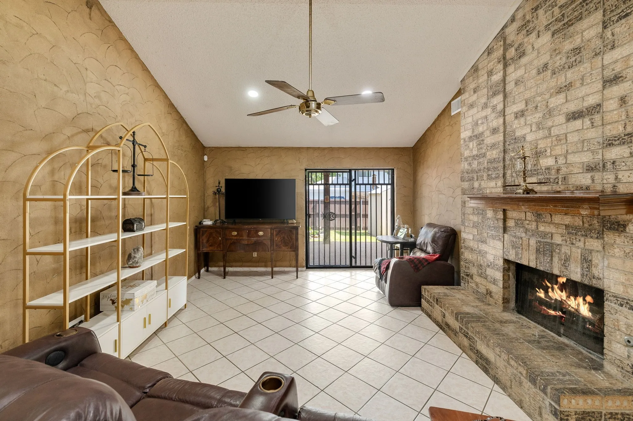 Single Family Residence For Sale in Denton County , 1865 Juniper Lane, Lewisville, Texas 75077, 4 Bedroom, 2 Bathroom, Garage spaces, 1,596 Sqft, built in 1975, mls#21266655, Real Estate Agent in Lewisville, Homes For Sale in Denton county, Homes For Sale in Lewisville, Realtor in Lewisville Texas, Real Estate Brokerage Independent Realty Texas, Luminita Cordes Realtor