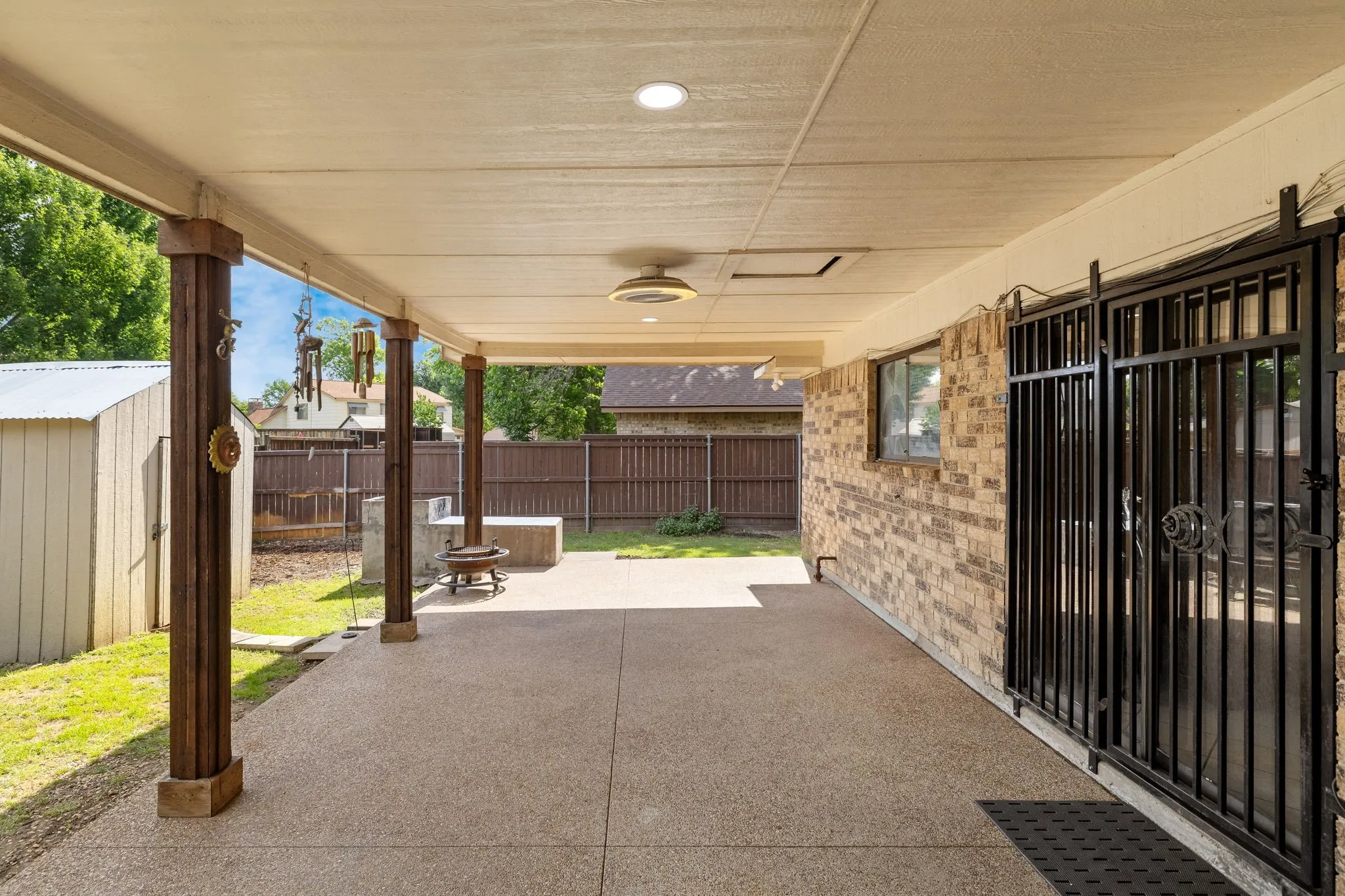 Single Family Residence For Sale in Denton County , 1865 Juniper Lane, Lewisville, Texas 75077, 4 Bedroom, 2 Bathroom, Garage spaces, 1,596 Sqft, built in 1975, mls#21266655, Real Estate Agent in Lewisville, Homes For Sale in Denton county, Homes For Sale in Lewisville, Realtor in Lewisville Texas, Real Estate Brokerage Independent Realty Texas, Luminita Cordes Realtor