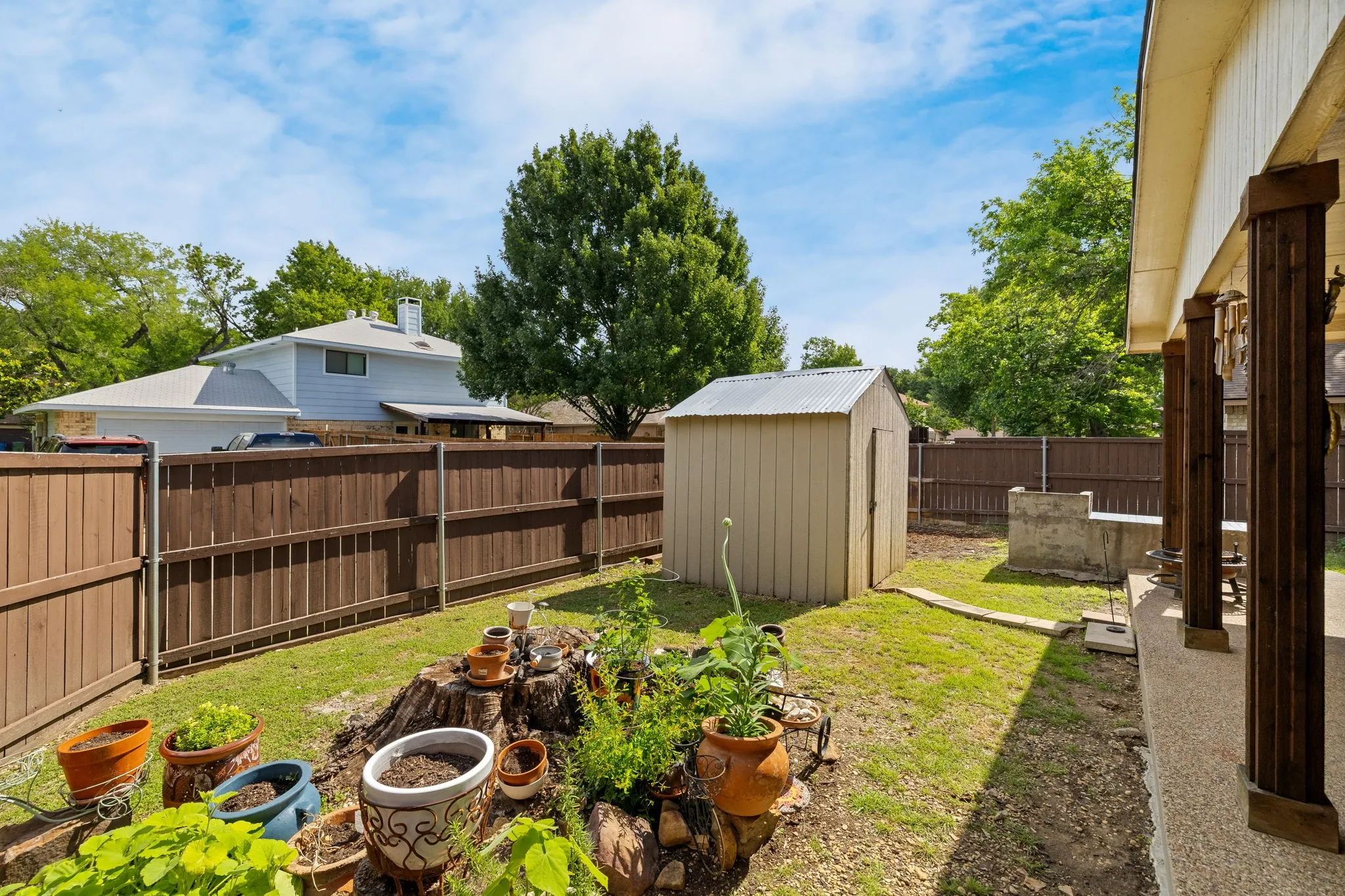 Single Family Residence For Sale in Denton County , 1865 Juniper Lane, Lewisville, Texas 75077, 4 Bedroom, 2 Bathroom, Garage spaces, 1,596 Sqft, built in 1975, mls#21266655, Real Estate Agent in Lewisville, Homes For Sale in Denton county, Homes For Sale in Lewisville, Realtor in Lewisville Texas, Real Estate Brokerage Independent Realty Texas, Luminita Cordes Realtor
