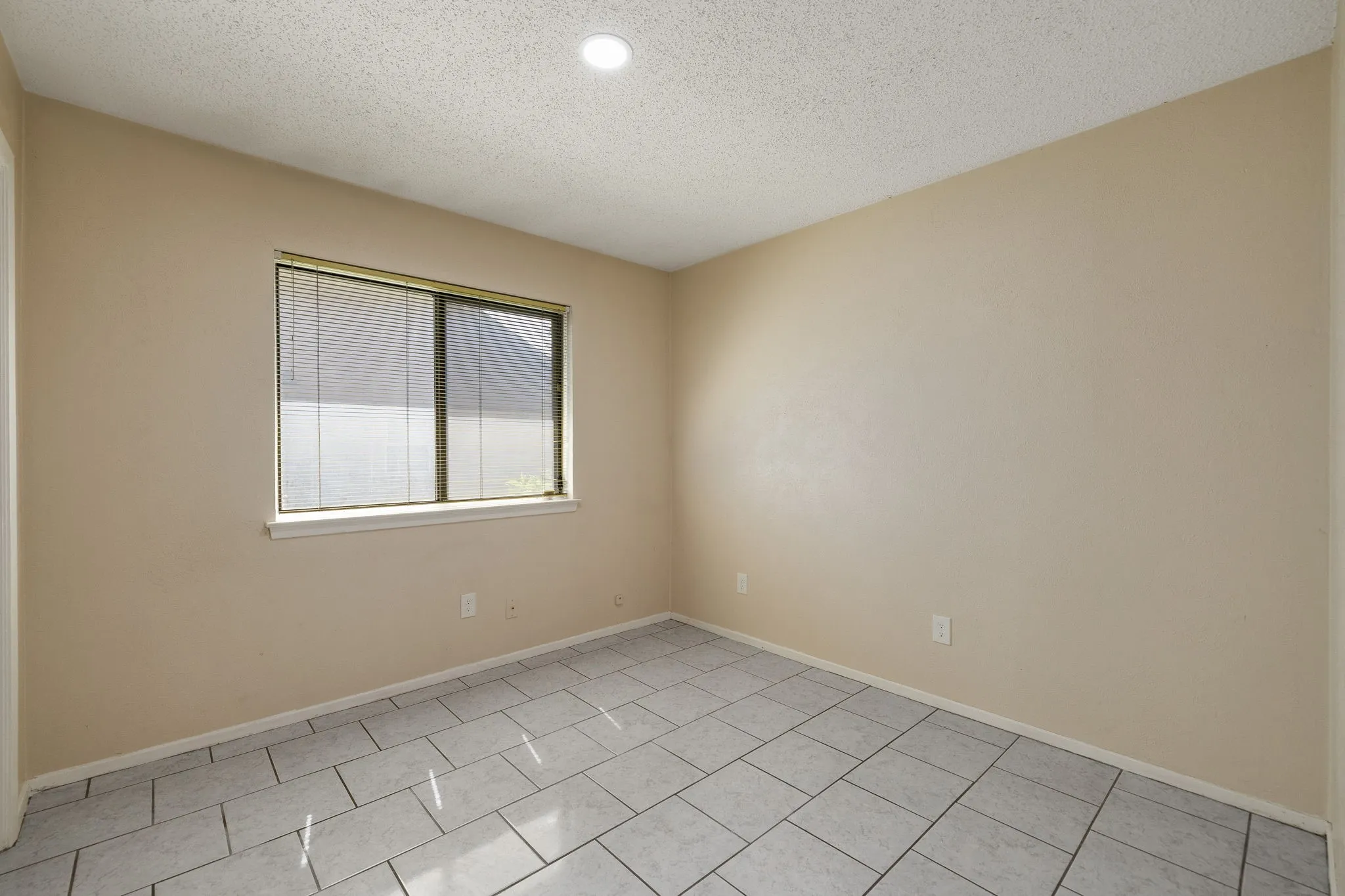Single Family Residence For Sale in Denton County , 1865 Juniper Lane, Lewisville, Texas 75077, 4 Bedroom, 2 Bathroom, Garage spaces, 1,596 Sqft, built in 1975, mls#21266655, Real Estate Agent in Lewisville, Homes For Sale in Denton county, Homes For Sale in Lewisville, Realtor in Lewisville Texas, Real Estate Brokerage Independent Realty Texas, Luminita Cordes Realtor