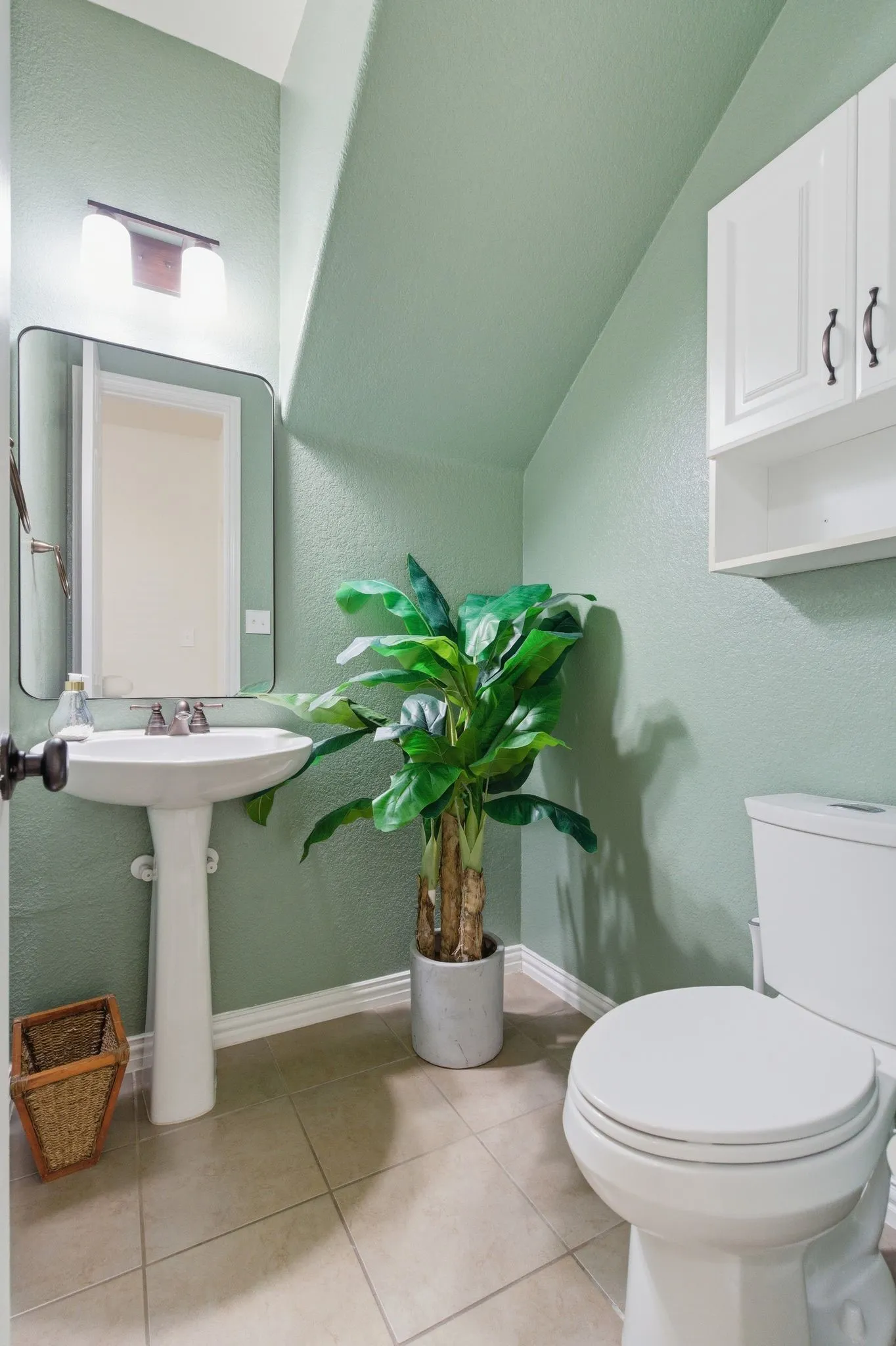 Guest bathroom.