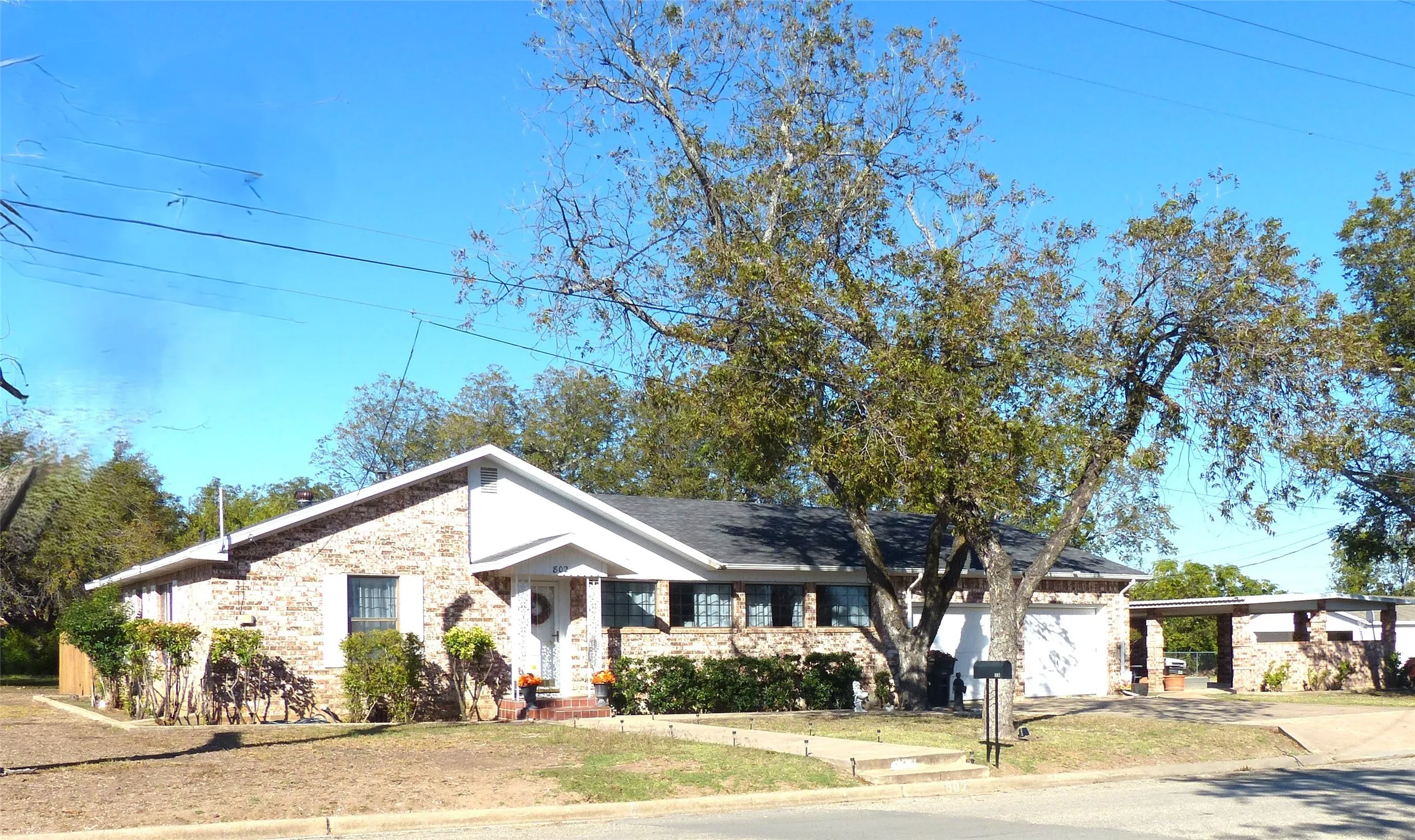 Single Family Residence For Sale in Mc Culloch County , 802 China, Brady, Texas 76825, 3 Bedroom, 2 Bathroom, 2 Garage spaces, 2,167 Sqft, built in 1955, mls#21267810, Real Estate Agent in Brady, Homes For Sale in Mc Culloch county, Homes For Sale in Brady, Realtor in Brady Texas, Real Estate Brokerage Independent Realty Texas, Luminita Cordes Realtor