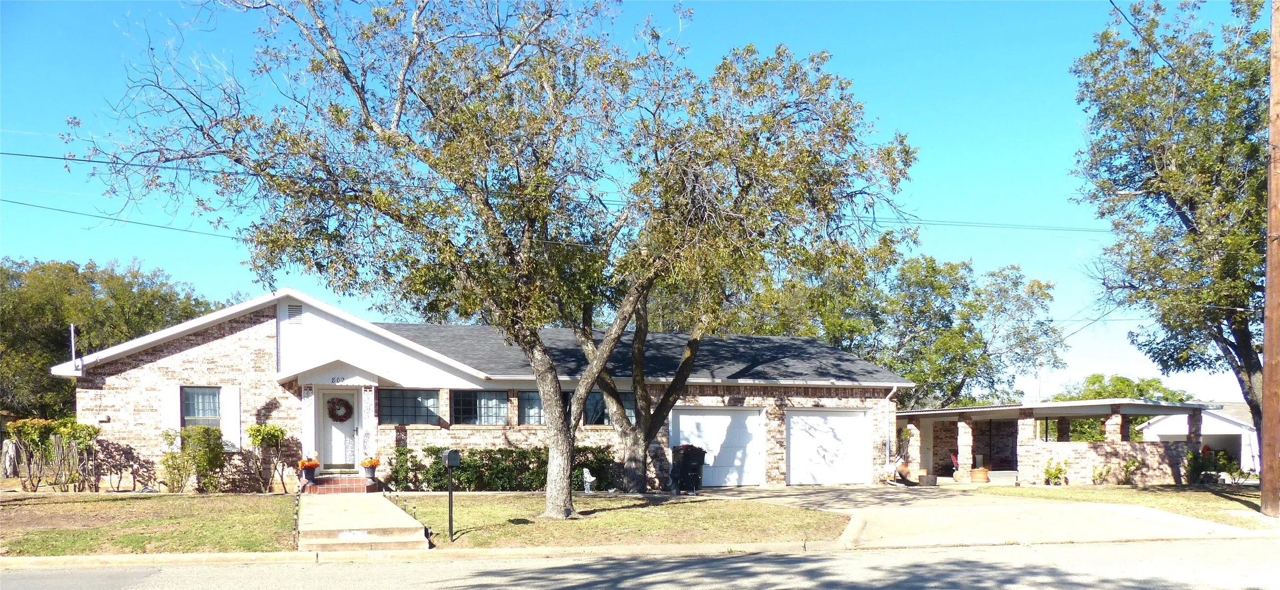 Single Family Residence For Sale in Mc Culloch County , 802 China, Brady, Texas 76825, 3 Bedroom, 2 Bathroom, 2 Garage spaces, 2,167 Sqft, built in 1955, mls#21267810, Real Estate Agent in Brady, Homes For Sale in Mc Culloch county, Homes For Sale in Brady, Realtor in Brady Texas, Real Estate Brokerage Independent Realty Texas, Luminita Cordes Realtor