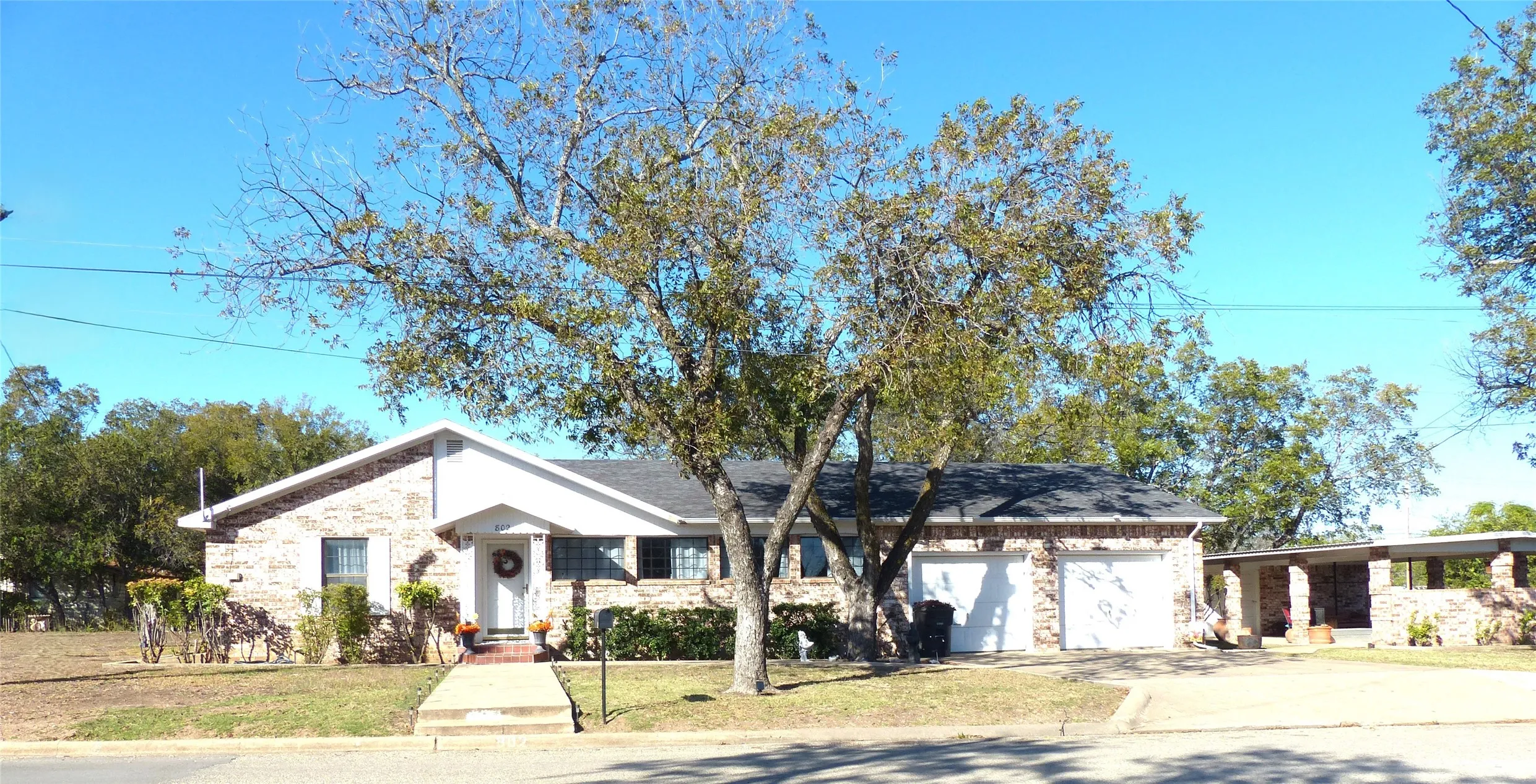 Single Family Residence For Sale in Mc Culloch County , 802 China, Brady, Texas 76825, 3 Bedroom, 2 Bathroom, 2 Garage spaces, 2,167 Sqft, built in 1955, mls#21267810, Real Estate Agent in Brady, Homes For Sale in Mc Culloch county, Homes For Sale in Brady, Realtor in Brady Texas, Real Estate Brokerage Independent Realty Texas, Luminita Cordes Realtor