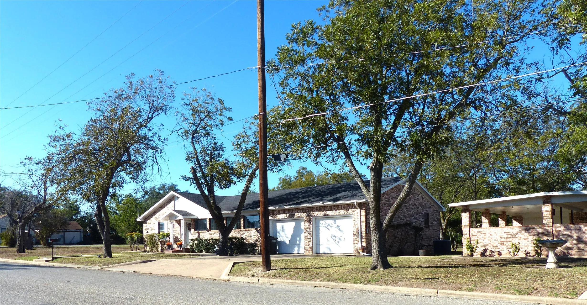 Single Family Residence For Sale in Mc Culloch County , 802 China, Brady, Texas 76825, 3 Bedroom, 2 Bathroom, 2 Garage spaces, 2,167 Sqft, built in 1955, mls#21267810, Real Estate Agent in Brady, Homes For Sale in Mc Culloch county, Homes For Sale in Brady, Realtor in Brady Texas, Real Estate Brokerage Independent Realty Texas, Luminita Cordes Realtor