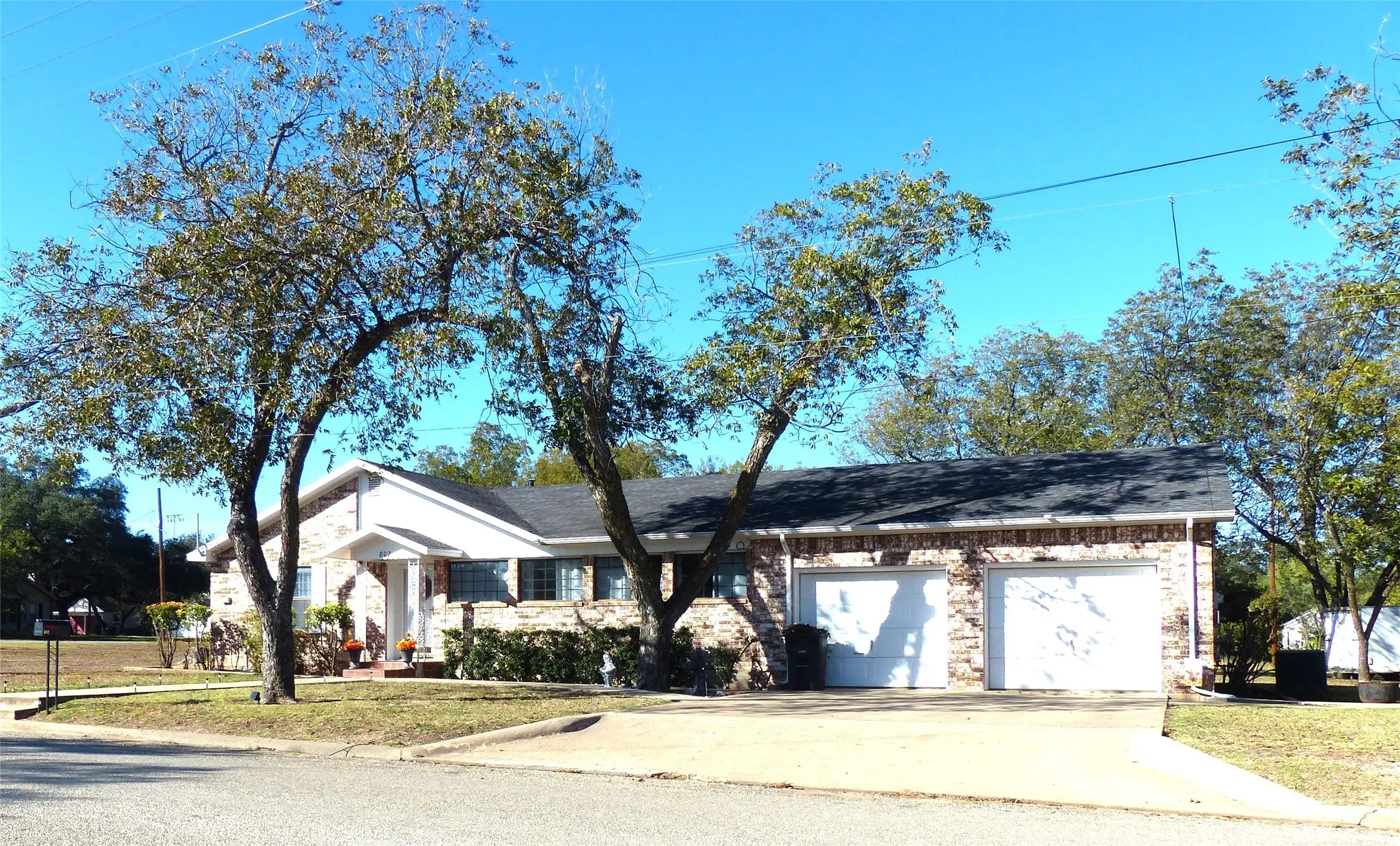 Single Family Residence For Sale in Mc Culloch County , 802 China, Brady, Texas 76825, 3 Bedroom, 2 Bathroom, 2 Garage spaces, 2,167 Sqft, built in 1955, mls#21267810, Real Estate Agent in Brady, Homes For Sale in Mc Culloch county, Homes For Sale in Brady, Realtor in Brady Texas, Real Estate Brokerage Independent Realty Texas, Luminita Cordes Realtor