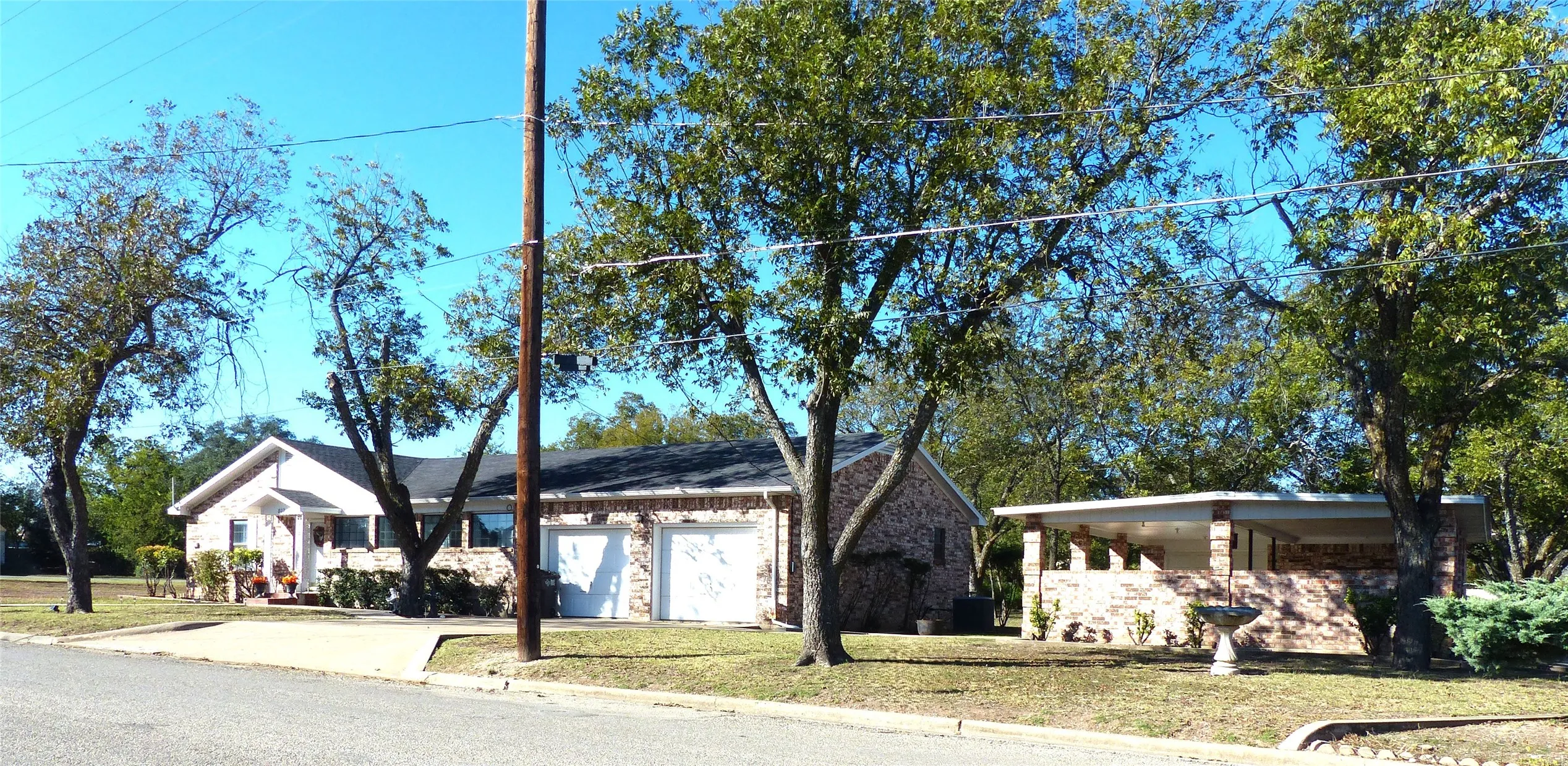 Single Family Residence For Sale in Mc Culloch County , 802 China, Brady, Texas 76825, 3 Bedroom, 2 Bathroom, 2 Garage spaces, 2,167 Sqft, built in 1955, mls#21267810, Real Estate Agent in Brady, Homes For Sale in Mc Culloch county, Homes For Sale in Brady, Realtor in Brady Texas, Real Estate Brokerage Independent Realty Texas, Luminita Cordes Realtor