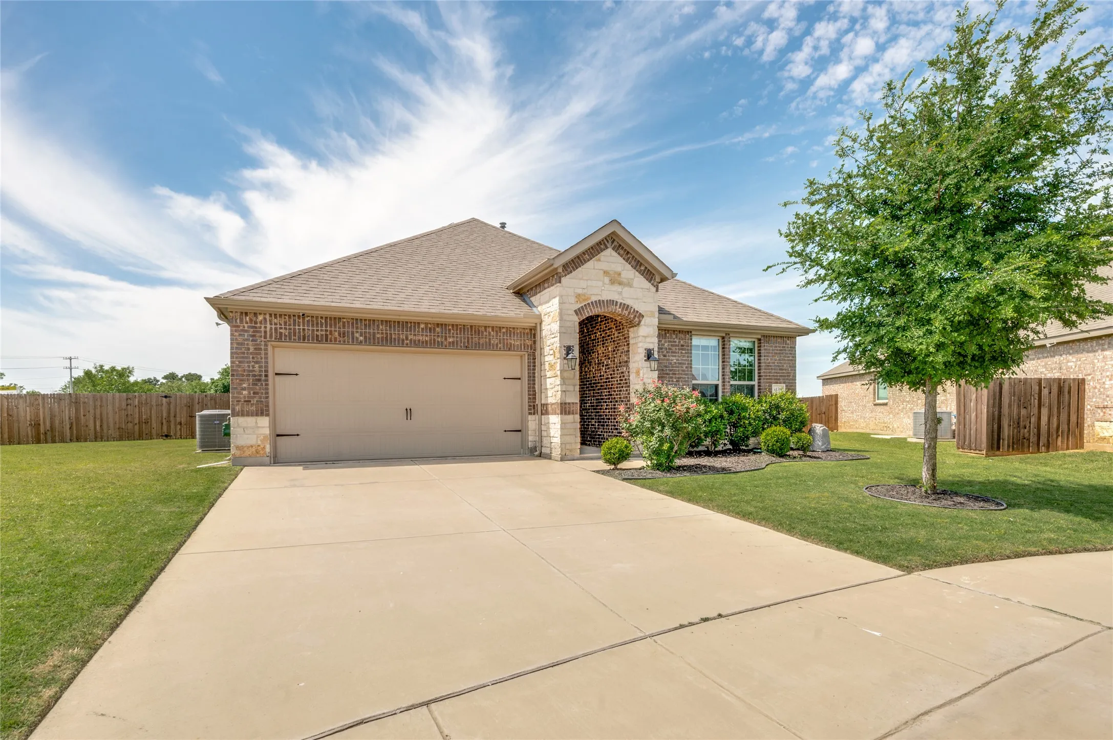 Single Family Residence For Sale in Denton County , 11316 Bullion Way, Aubrey, Texas 76227, 3 Bedroom, 2 Bathroom, 2 Garage spaces, 1,791 Sqft, built in 2019, mls#21266391, Real Estate Agent in Aubrey, Homes For Sale in Denton county, Homes For Sale in Aubrey, Realtor in Aubrey Texas, Real Estate Brokerage Independent Realty Texas, Luminita Cordes Realtor