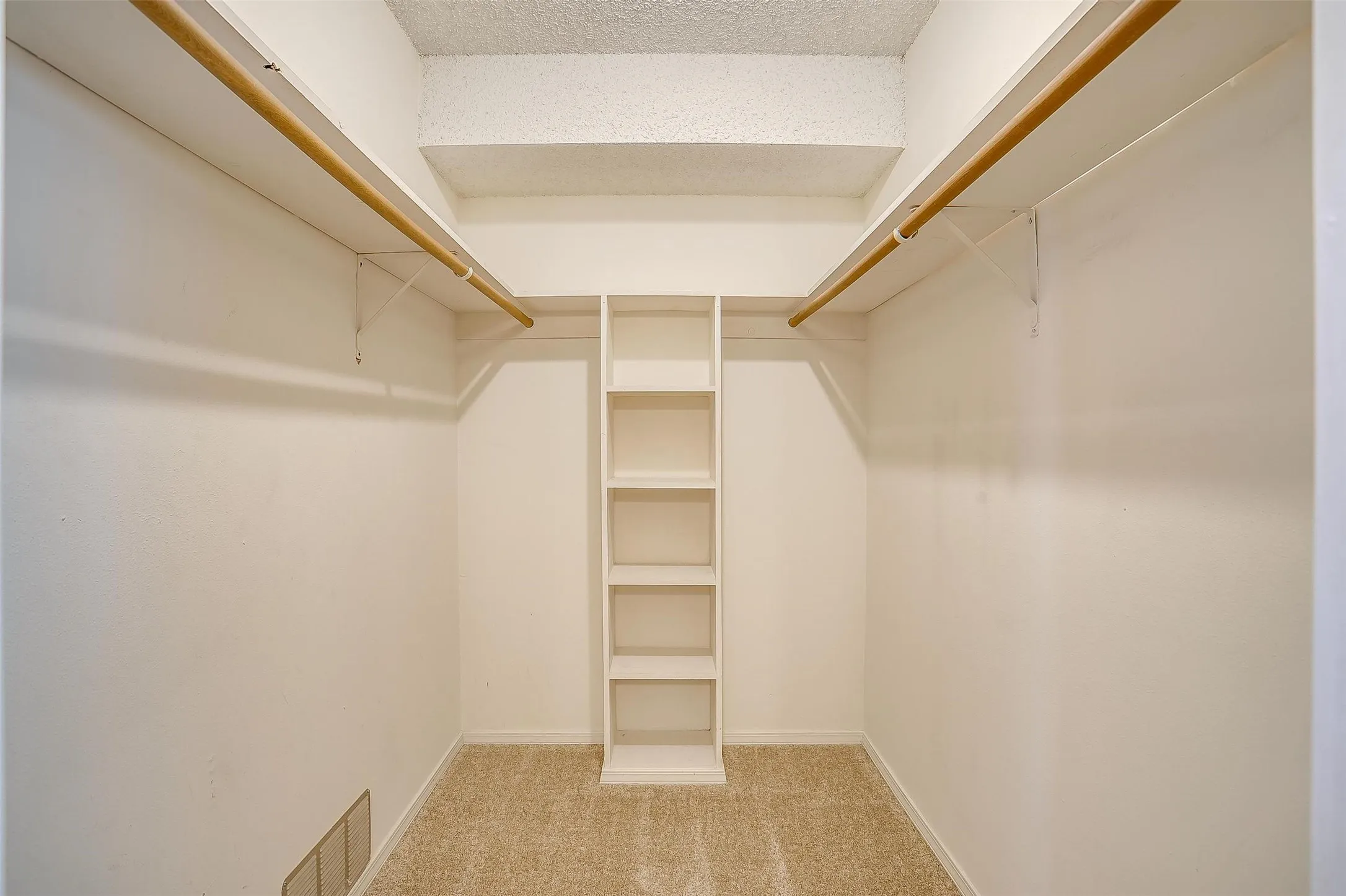 Duplex For Rent in Tarrant County , 4860 Ledgestone Court, Fort Worth, Texas 76132, 3 Bedroom, 2 Bathroom, 2 Garage spaces, 1,784 Sqft, built in 1977, mls#21266157, Real Estate Agent in Fort Worth, Homes For Rent in Tarrant county, Homes For Rent in Fort Worth, Realtor in Fort Worth Texas, Real Estate Brokerage Independent Realty Texas, Luminita Cordes Realtor