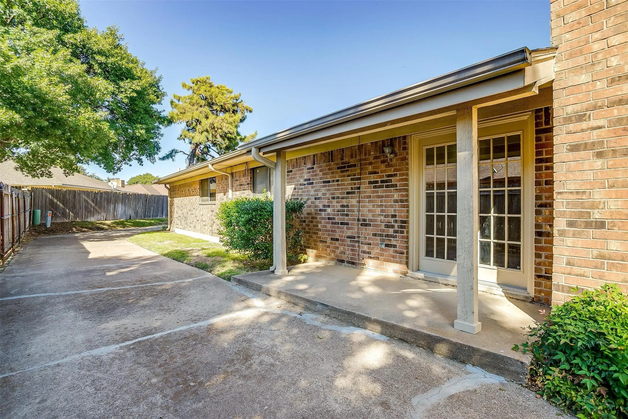 Duplex For Rent in Tarrant County , 4860 Ledgestone Court, Fort Worth, Texas 76132, 3 Bedroom, 2 Bathroom, 2 Garage spaces, 1,784 Sqft, built in 1977, mls#21266157, Real Estate Agent in Fort Worth, Homes For Rent in Tarrant county, Homes For Rent in Fort Worth, Realtor in Fort Worth Texas, Real Estate Brokerage Independent Realty Texas, Luminita Cordes Realtor