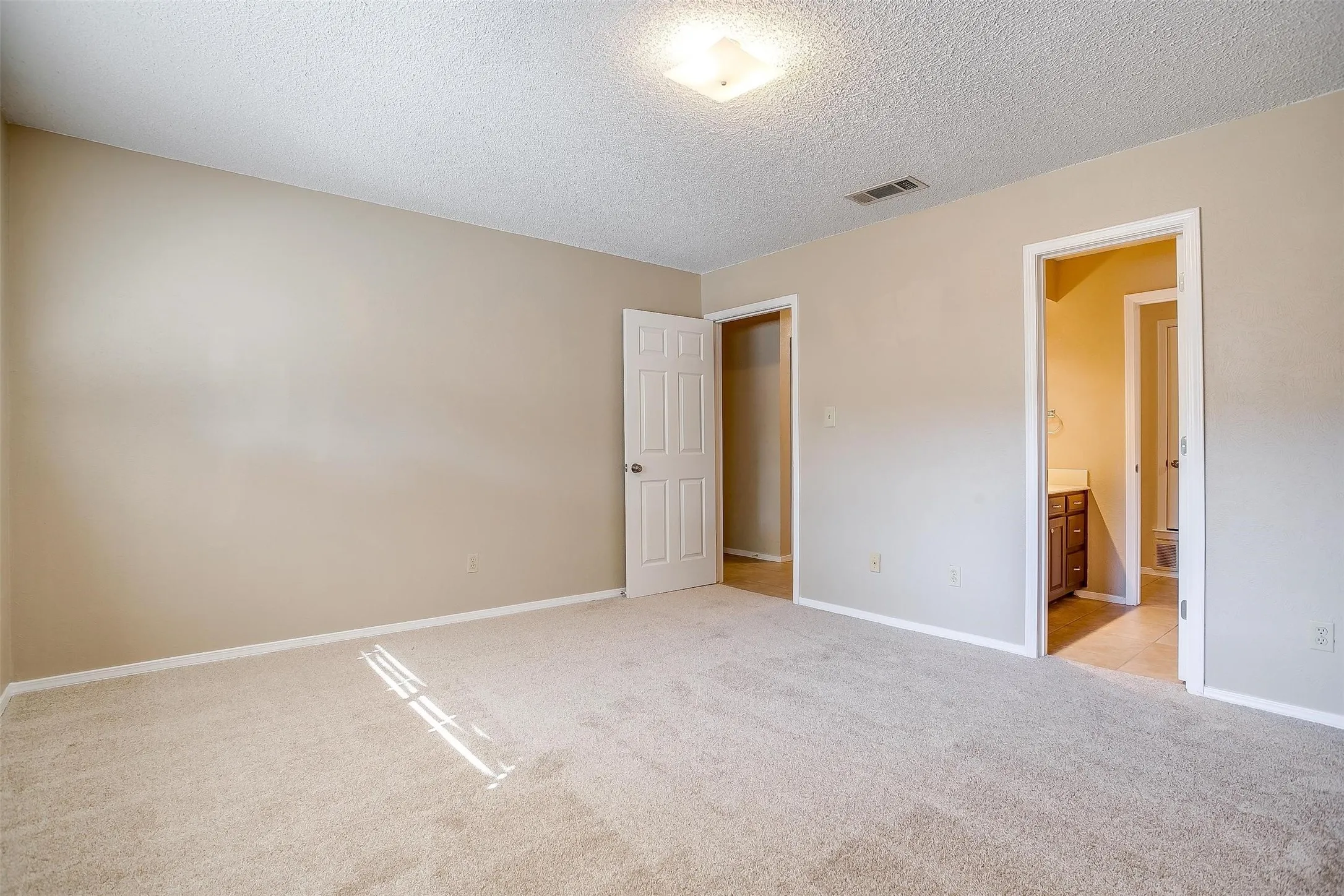 Duplex For Rent in Tarrant County , 4860 Ledgestone Court, Fort Worth, Texas 76132, 3 Bedroom, 2 Bathroom, 2 Garage spaces, 1,784 Sqft, built in 1977, mls#21266157, Real Estate Agent in Fort Worth, Homes For Rent in Tarrant county, Homes For Rent in Fort Worth, Realtor in Fort Worth Texas, Real Estate Brokerage Independent Realty Texas, Luminita Cordes Realtor