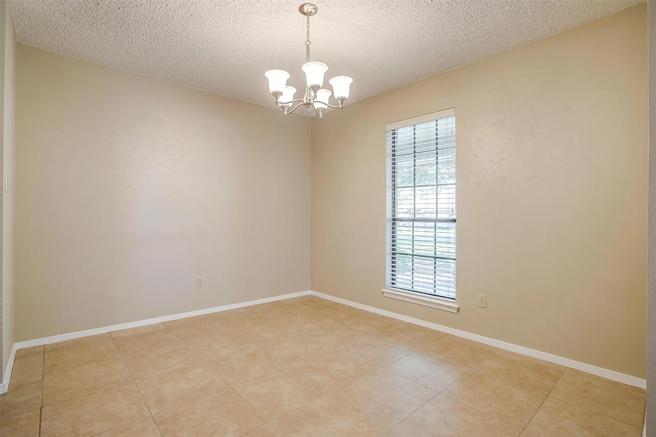 Duplex For Rent in Tarrant County , 4860 Ledgestone Court, Fort Worth, Texas 76132, 3 Bedroom, 2 Bathroom, 2 Garage spaces, 1,784 Sqft, built in 1977, mls#21266157, Real Estate Agent in Fort Worth, Homes For Rent in Tarrant county, Homes For Rent in Fort Worth, Realtor in Fort Worth Texas, Real Estate Brokerage Independent Realty Texas, Luminita Cordes Realtor