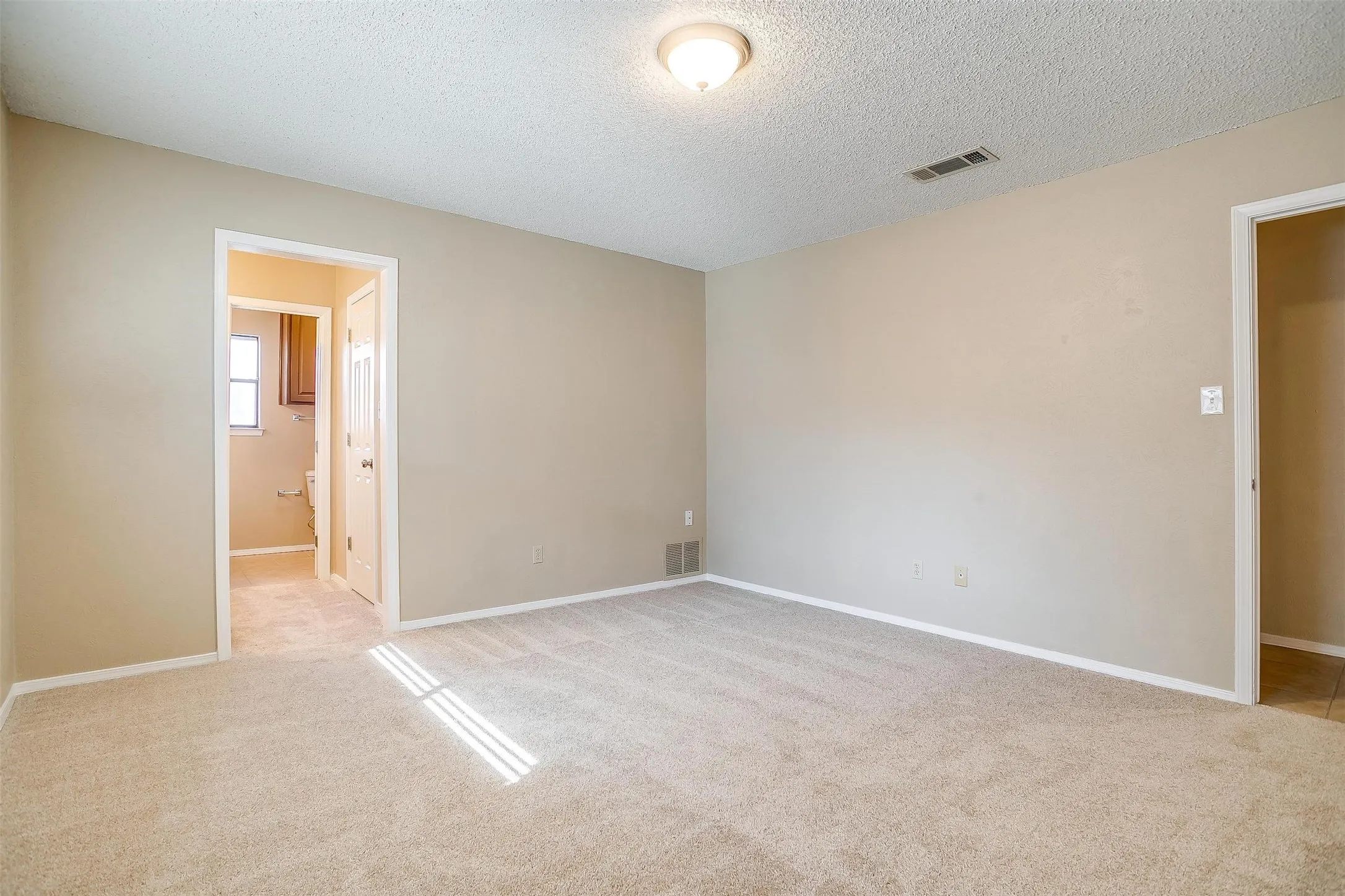 Duplex For Rent in Tarrant County , 4860 Ledgestone Court, Fort Worth, Texas 76132, 3 Bedroom, 2 Bathroom, 2 Garage spaces, 1,784 Sqft, built in 1977, mls#21266157, Real Estate Agent in Fort Worth, Homes For Rent in Tarrant county, Homes For Rent in Fort Worth, Realtor in Fort Worth Texas, Real Estate Brokerage Independent Realty Texas, Luminita Cordes Realtor