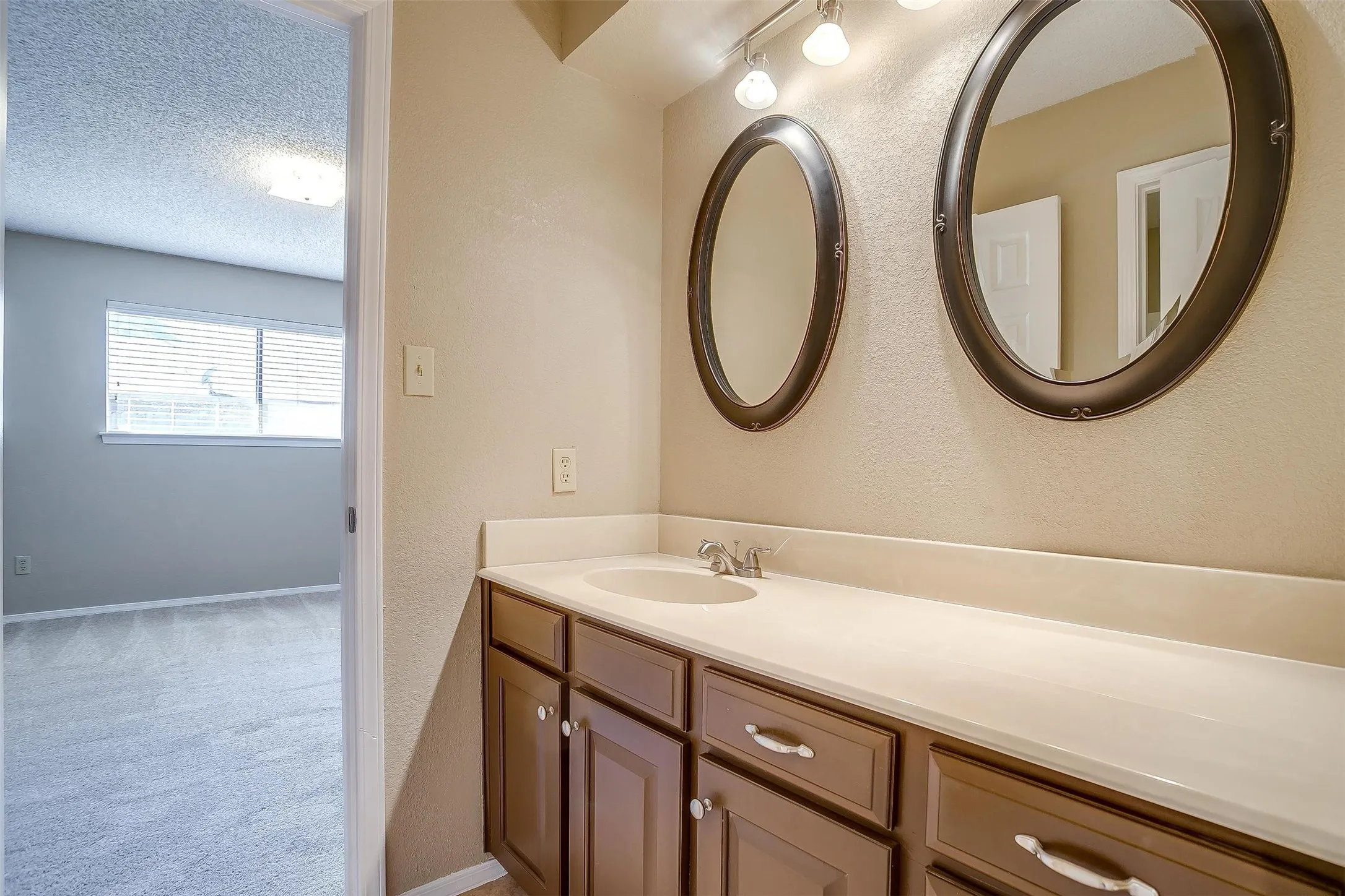 Duplex For Rent in Tarrant County , 4860 Ledgestone Court, Fort Worth, Texas 76132, 3 Bedroom, 2 Bathroom, 2 Garage spaces, 1,784 Sqft, built in 1977, mls#21266157, Real Estate Agent in Fort Worth, Homes For Rent in Tarrant county, Homes For Rent in Fort Worth, Realtor in Fort Worth Texas, Real Estate Brokerage Independent Realty Texas, Luminita Cordes Realtor