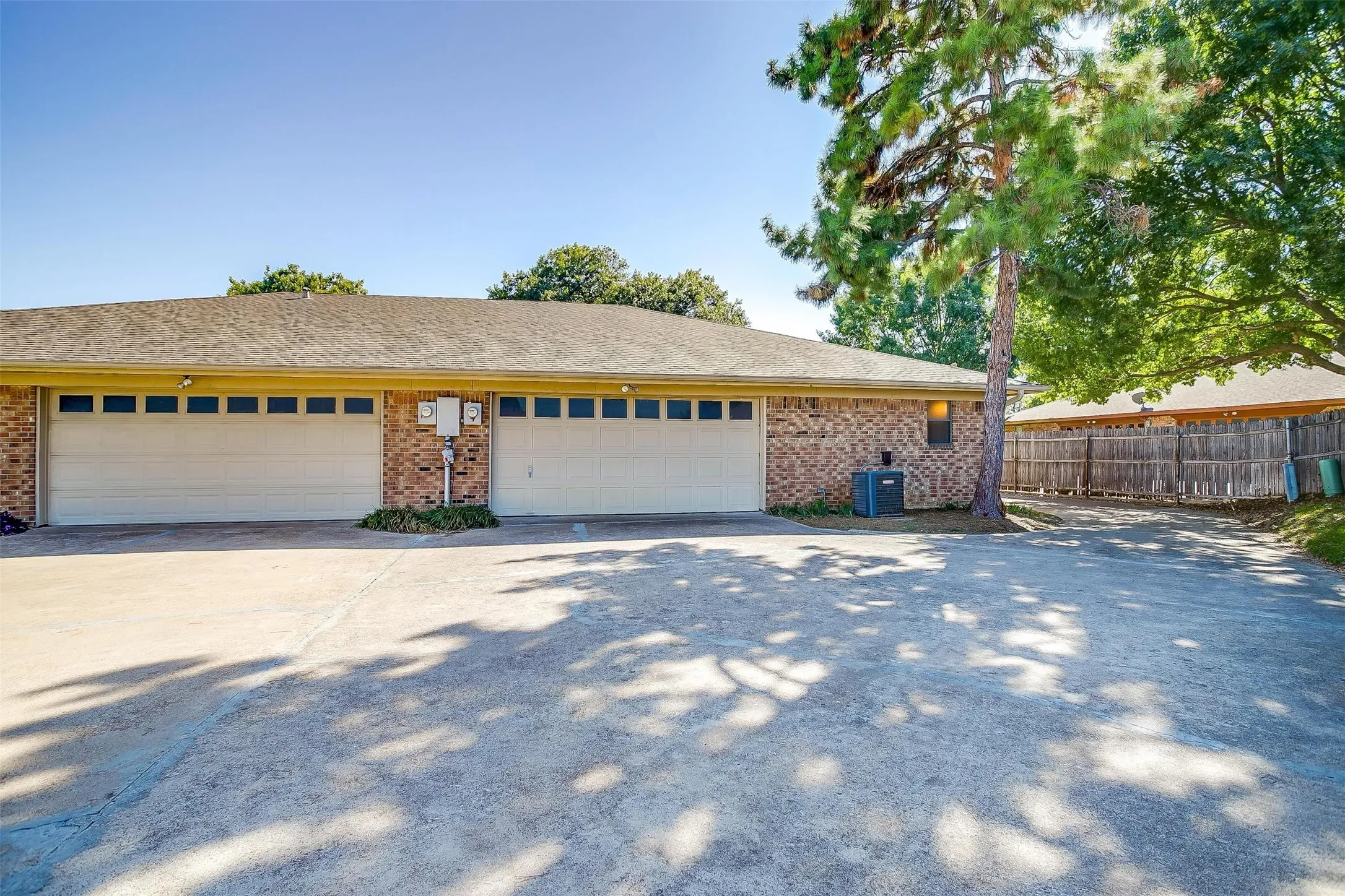 Duplex For Rent in Tarrant County , 4860 Ledgestone Court, Fort Worth, Texas 76132, 3 Bedroom, 2 Bathroom, 2 Garage spaces, 1,784 Sqft, built in 1977, mls#21266157, Real Estate Agent in Fort Worth, Homes For Rent in Tarrant county, Homes For Rent in Fort Worth, Realtor in Fort Worth Texas, Real Estate Brokerage Independent Realty Texas, Luminita Cordes Realtor