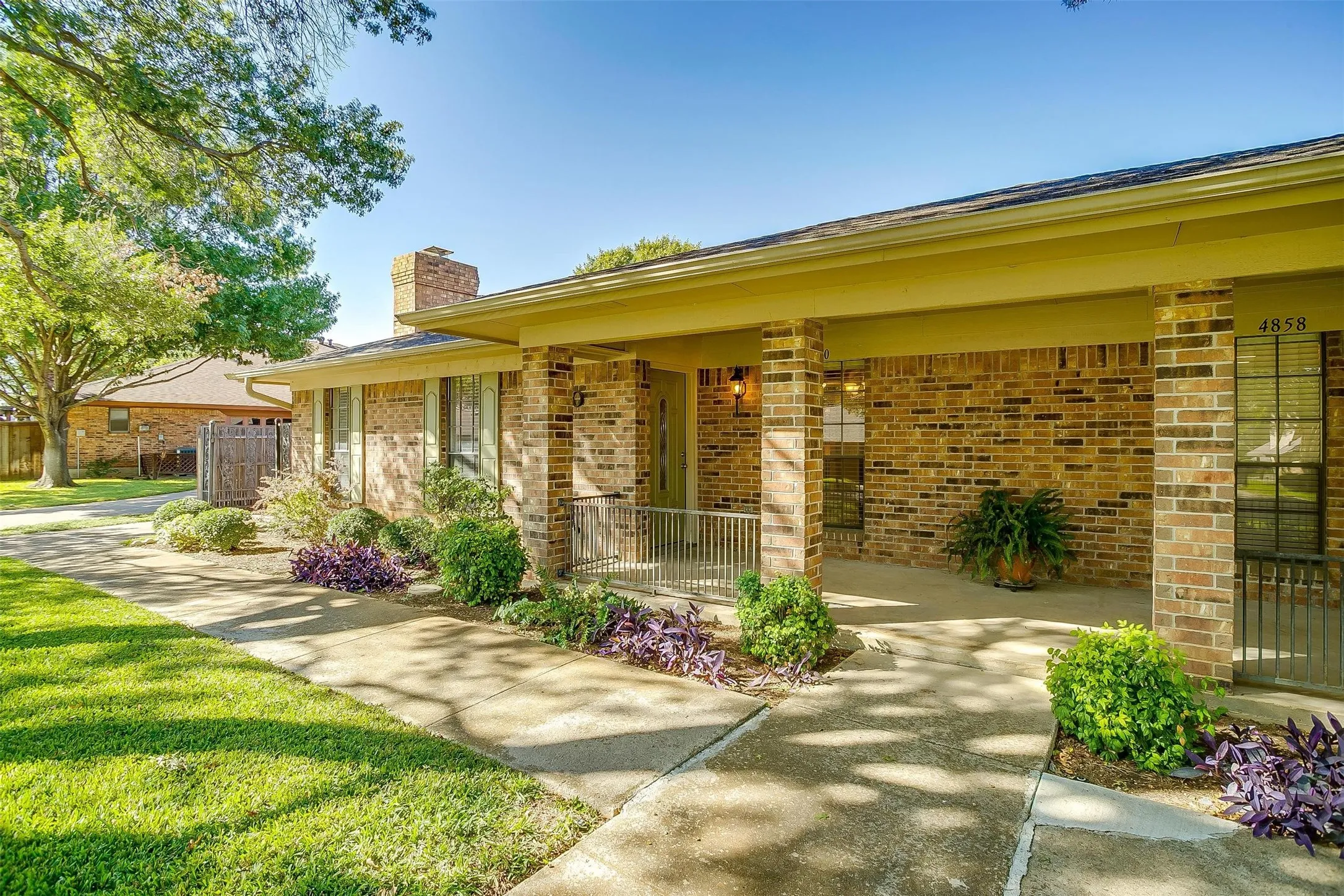 Duplex For Rent in Tarrant County , 4860 Ledgestone Court, Fort Worth, Texas 76132, 3 Bedroom, 2 Bathroom, 2 Garage spaces, 1,784 Sqft, built in 1977, mls#21266157, Real Estate Agent in Fort Worth, Homes For Rent in Tarrant county, Homes For Rent in Fort Worth, Realtor in Fort Worth Texas, Real Estate Brokerage Independent Realty Texas, Luminita Cordes Realtor