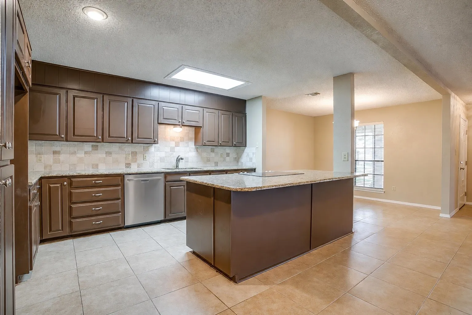 Duplex For Rent in Tarrant County , 4860 Ledgestone Court, Fort Worth, Texas 76132, 3 Bedroom, 2 Bathroom, 2 Garage spaces, 1,784 Sqft, built in 1977, mls#21266157, Real Estate Agent in Fort Worth, Homes For Rent in Tarrant county, Homes For Rent in Fort Worth, Realtor in Fort Worth Texas, Real Estate Brokerage Independent Realty Texas, Luminita Cordes Realtor
