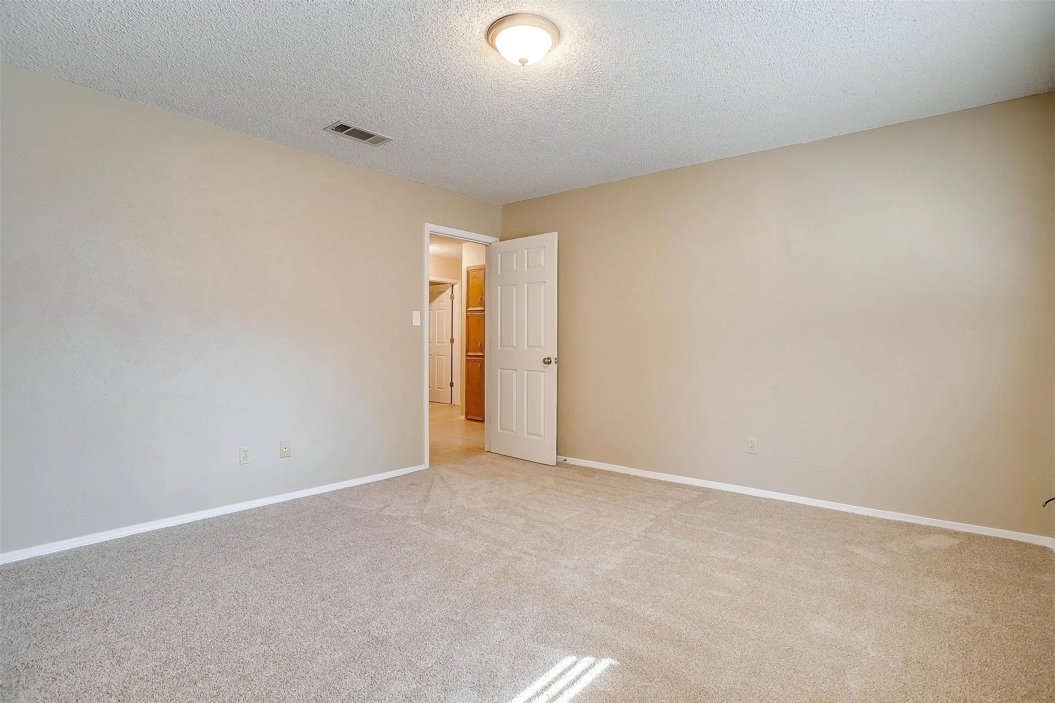 Duplex For Rent in Tarrant County , 4860 Ledgestone Court, Fort Worth, Texas 76132, 3 Bedroom, 2 Bathroom, 2 Garage spaces, 1,784 Sqft, built in 1977, mls#21266157, Real Estate Agent in Fort Worth, Homes For Rent in Tarrant county, Homes For Rent in Fort Worth, Realtor in Fort Worth Texas, Real Estate Brokerage Independent Realty Texas, Luminita Cordes Realtor