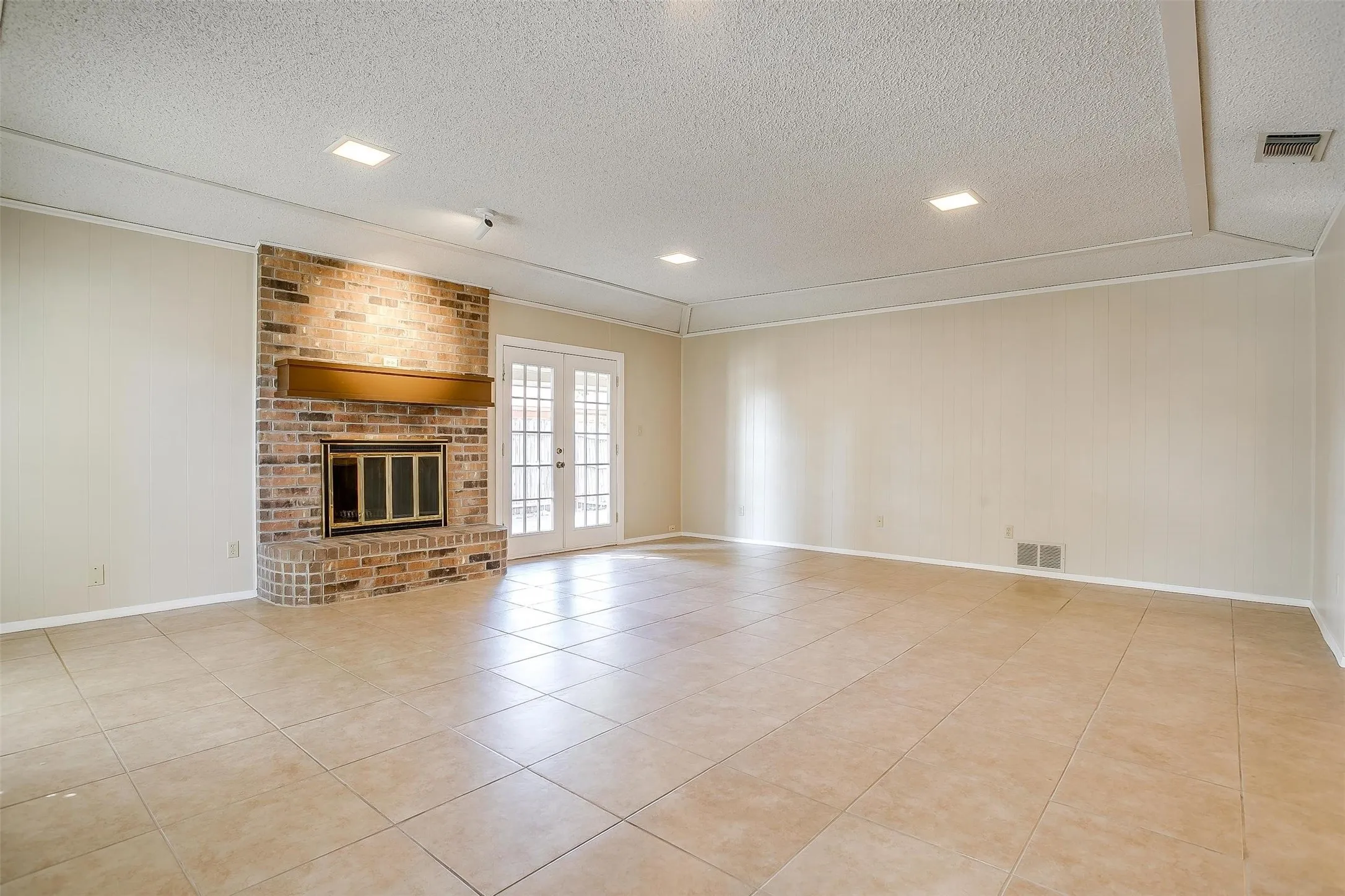 Duplex For Rent in Tarrant County , 4860 Ledgestone Court, Fort Worth, Texas 76132, 3 Bedroom, 2 Bathroom, 2 Garage spaces, 1,784 Sqft, built in 1977, mls#21266157, Real Estate Agent in Fort Worth, Homes For Rent in Tarrant county, Homes For Rent in Fort Worth, Realtor in Fort Worth Texas, Real Estate Brokerage Independent Realty Texas, Luminita Cordes Realtor