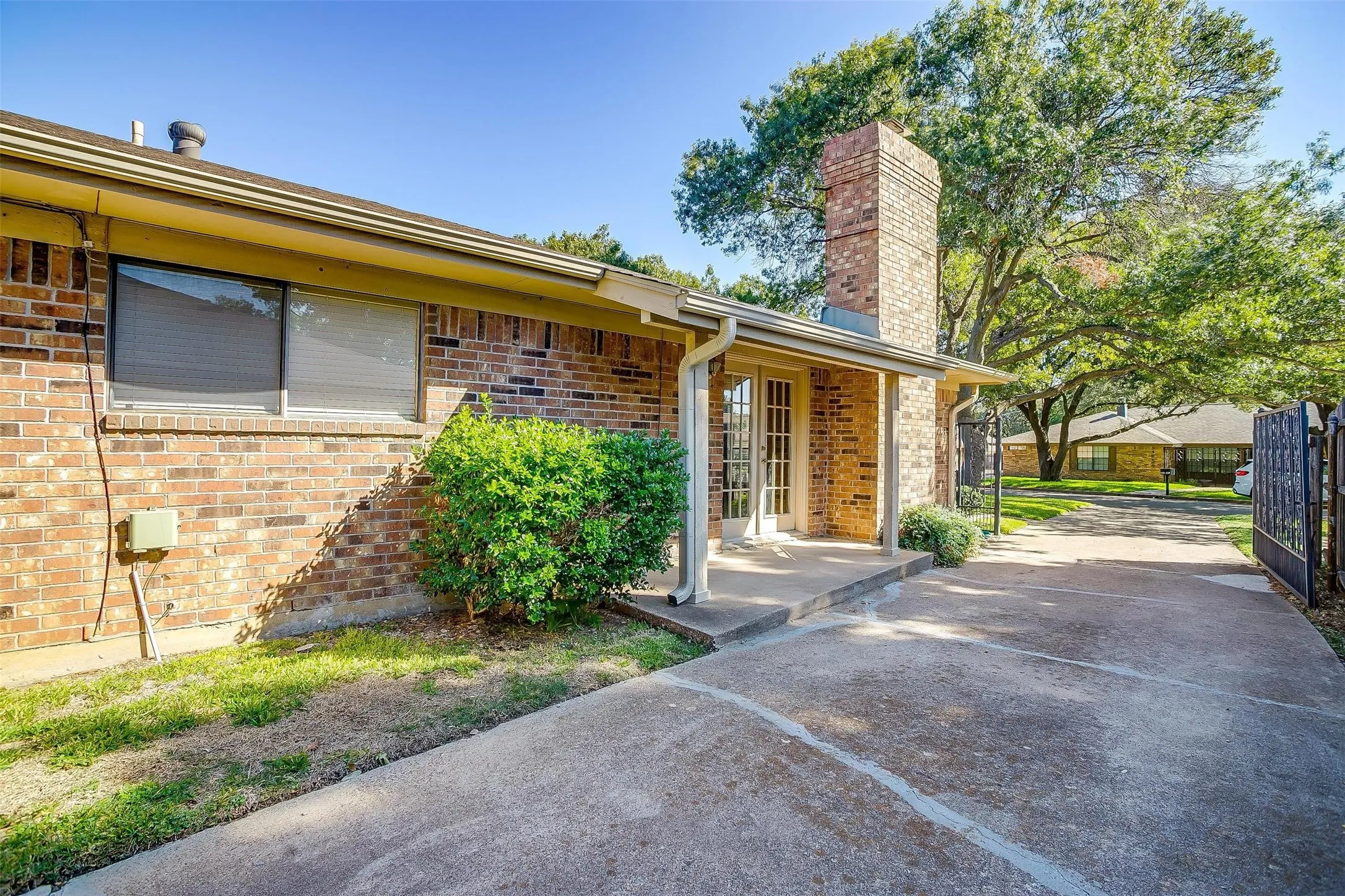 Duplex For Rent in Tarrant County , 4860 Ledgestone Court, Fort Worth, Texas 76132, 3 Bedroom, 2 Bathroom, 2 Garage spaces, 1,784 Sqft, built in 1977, mls#21266157, Real Estate Agent in Fort Worth, Homes For Rent in Tarrant county, Homes For Rent in Fort Worth, Realtor in Fort Worth Texas, Real Estate Brokerage Independent Realty Texas, Luminita Cordes Realtor