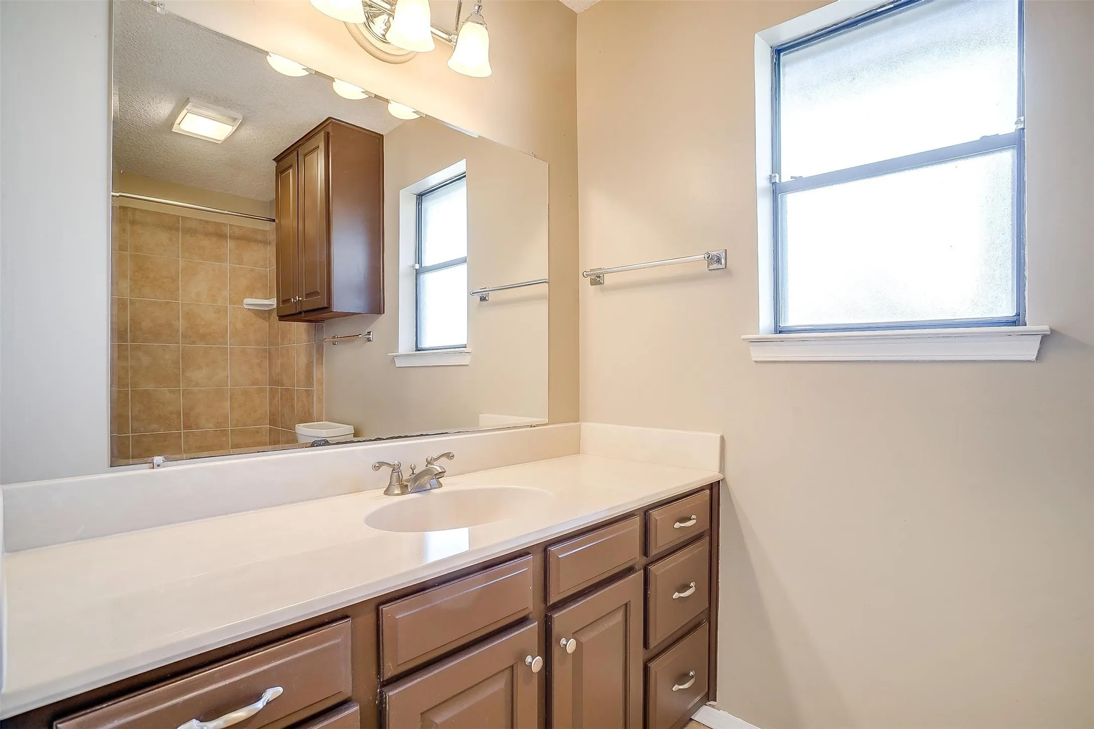Duplex For Rent in Tarrant County , 4860 Ledgestone Court, Fort Worth, Texas 76132, 3 Bedroom, 2 Bathroom, 2 Garage spaces, 1,784 Sqft, built in 1977, mls#21266157, Real Estate Agent in Fort Worth, Homes For Rent in Tarrant county, Homes For Rent in Fort Worth, Realtor in Fort Worth Texas, Real Estate Brokerage Independent Realty Texas, Luminita Cordes Realtor