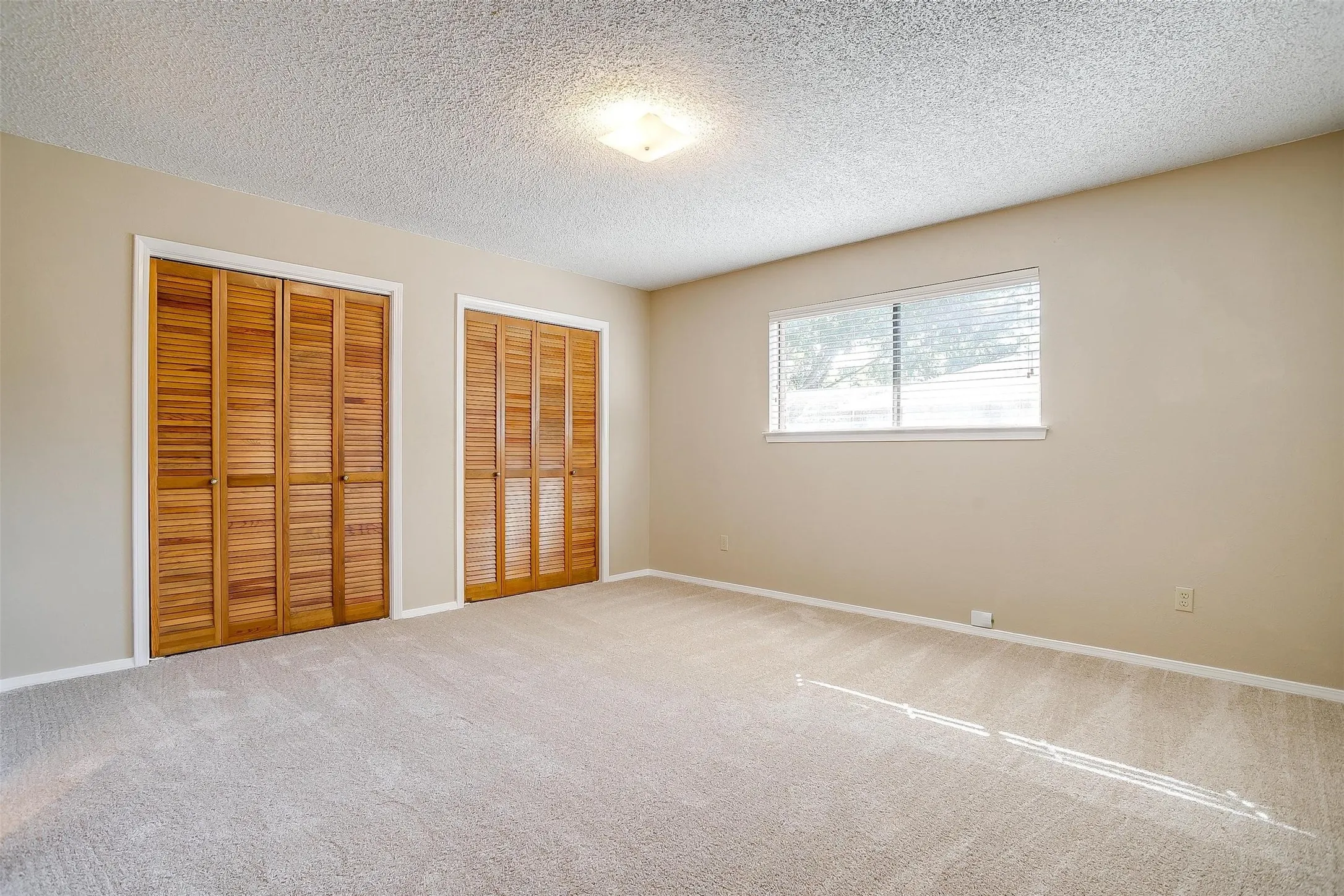 Duplex For Rent in Tarrant County , 4860 Ledgestone Court, Fort Worth, Texas 76132, 3 Bedroom, 2 Bathroom, 2 Garage spaces, 1,784 Sqft, built in 1977, mls#21266157, Real Estate Agent in Fort Worth, Homes For Rent in Tarrant county, Homes For Rent in Fort Worth, Realtor in Fort Worth Texas, Real Estate Brokerage Independent Realty Texas, Luminita Cordes Realtor