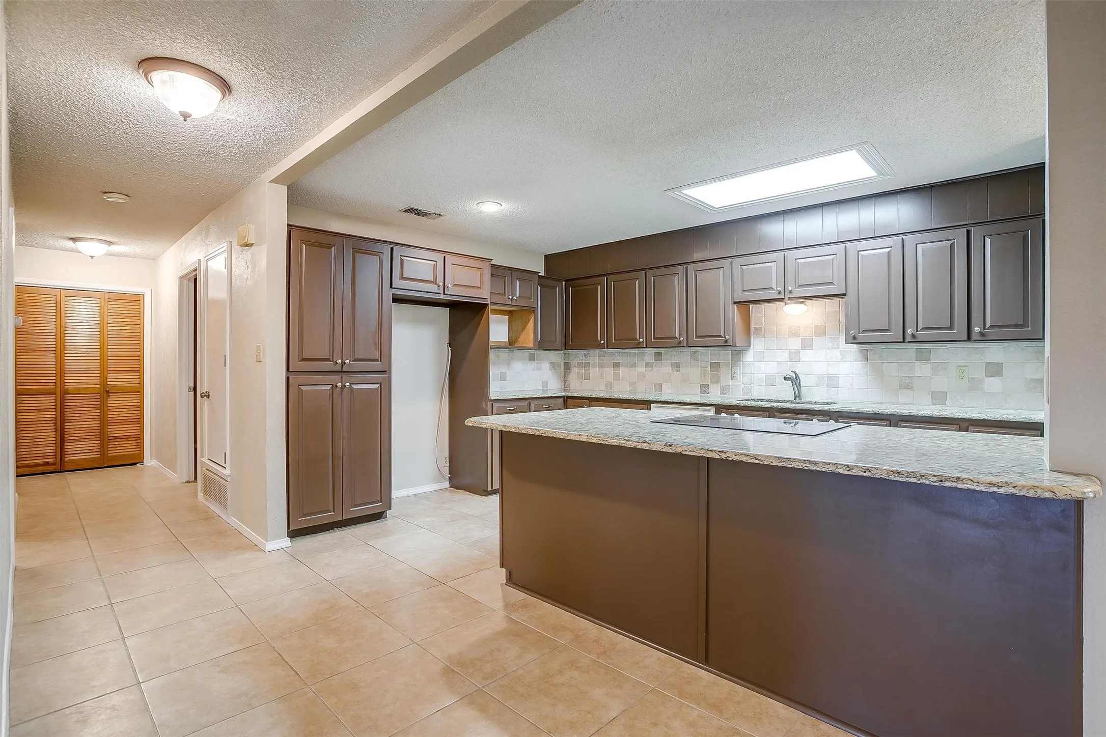 Duplex For Rent in Tarrant County , 4860 Ledgestone Court, Fort Worth, Texas 76132, 3 Bedroom, 2 Bathroom, 2 Garage spaces, 1,784 Sqft, built in 1977, mls#21266157, Real Estate Agent in Fort Worth, Homes For Rent in Tarrant county, Homes For Rent in Fort Worth, Realtor in Fort Worth Texas, Real Estate Brokerage Independent Realty Texas, Luminita Cordes Realtor
