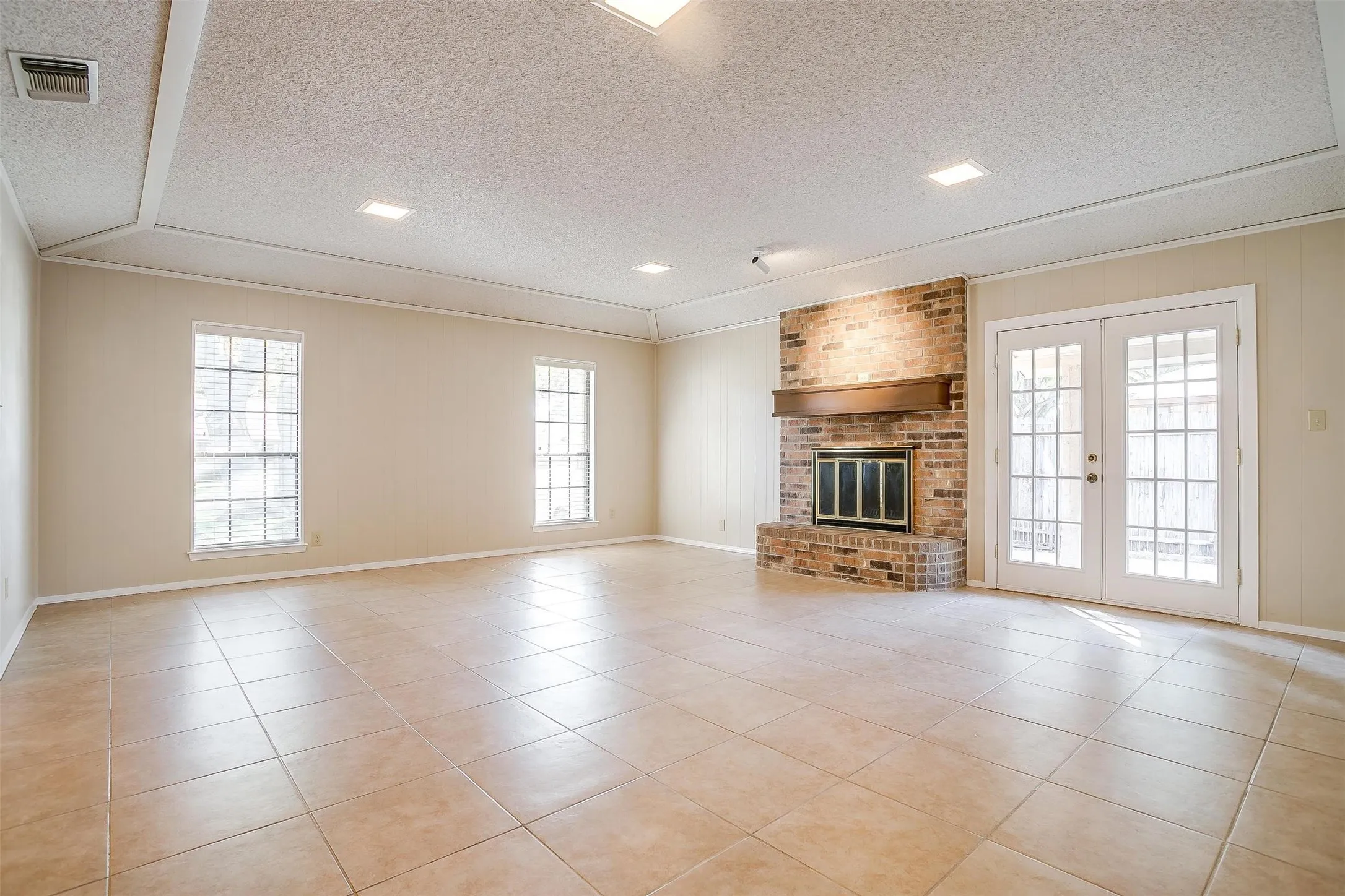 Duplex For Rent in Tarrant County , 4860 Ledgestone Court, Fort Worth, Texas 76132, 3 Bedroom, 2 Bathroom, 2 Garage spaces, 1,784 Sqft, built in 1977, mls#21266157, Real Estate Agent in Fort Worth, Homes For Rent in Tarrant county, Homes For Rent in Fort Worth, Realtor in Fort Worth Texas, Real Estate Brokerage Independent Realty Texas, Luminita Cordes Realtor