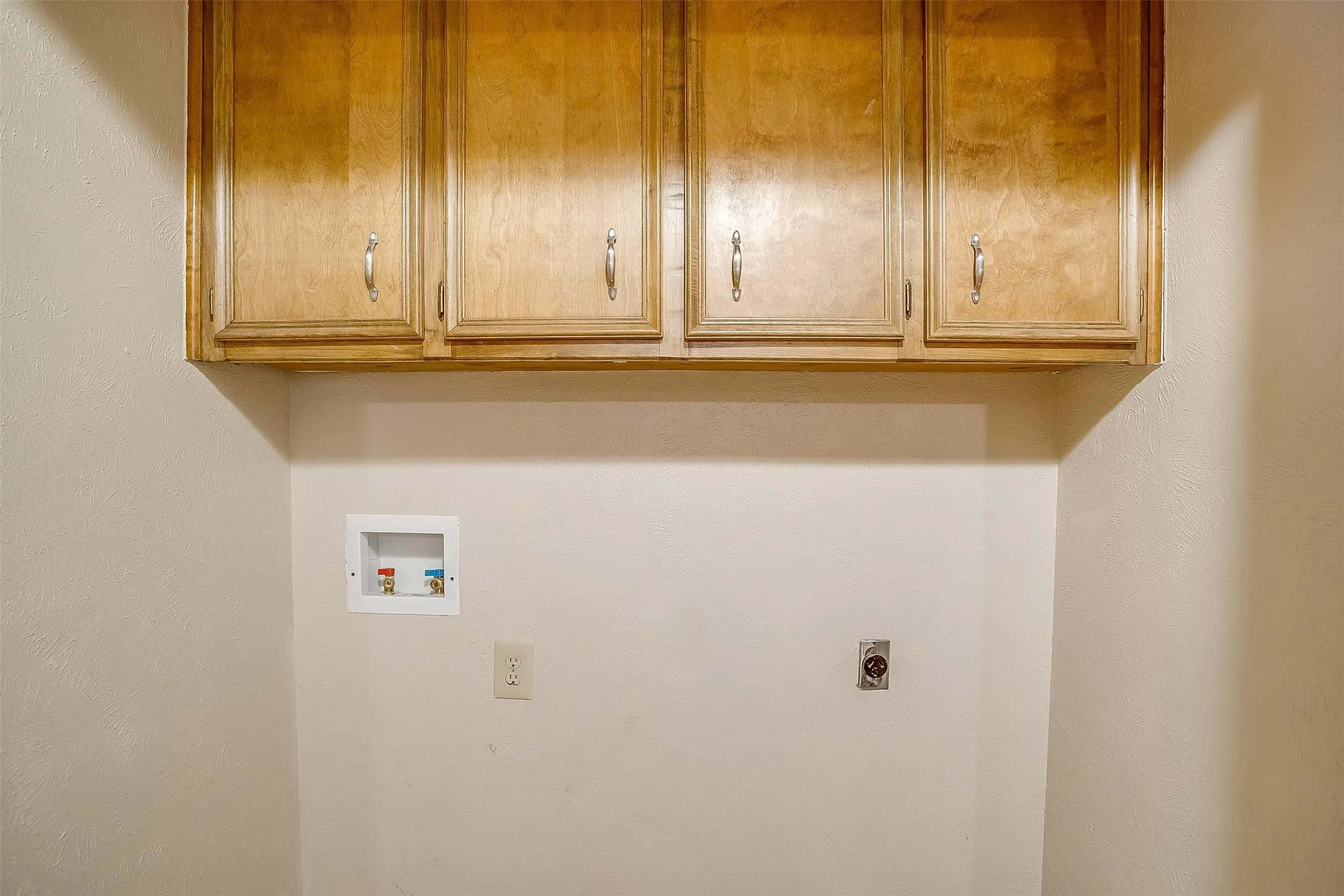 Duplex For Rent in Tarrant County , 4860 Ledgestone Court, Fort Worth, Texas 76132, 3 Bedroom, 2 Bathroom, 2 Garage spaces, 1,784 Sqft, built in 1977, mls#21266157, Real Estate Agent in Fort Worth, Homes For Rent in Tarrant county, Homes For Rent in Fort Worth, Realtor in Fort Worth Texas, Real Estate Brokerage Independent Realty Texas, Luminita Cordes Realtor