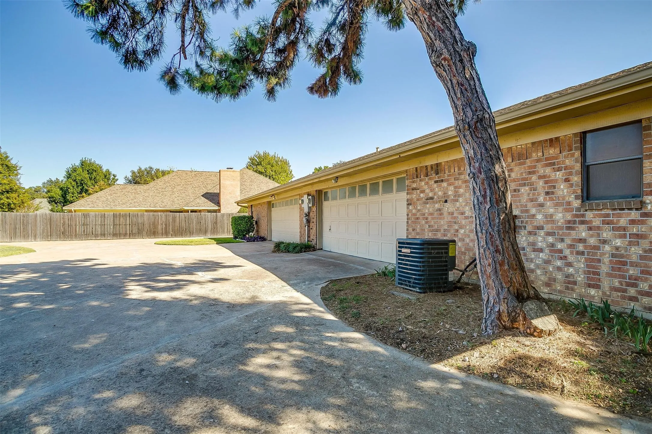 Duplex For Rent in Tarrant County , 4860 Ledgestone Court, Fort Worth, Texas 76132, 3 Bedroom, 2 Bathroom, 2 Garage spaces, 1,784 Sqft, built in 1977, mls#21266157, Real Estate Agent in Fort Worth, Homes For Rent in Tarrant county, Homes For Rent in Fort Worth, Realtor in Fort Worth Texas, Real Estate Brokerage Independent Realty Texas, Luminita Cordes Realtor