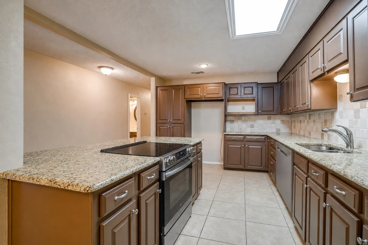 Duplex For Rent in Tarrant County , 4860 Ledgestone Court, Fort Worth, Texas 76132, 3 Bedroom, 2 Bathroom, 2 Garage spaces, 1,784 Sqft, built in 1977, mls#21266157, Real Estate Agent in Fort Worth, Homes For Rent in Tarrant county, Homes For Rent in Fort Worth, Realtor in Fort Worth Texas, Real Estate Brokerage Independent Realty Texas, Luminita Cordes Realtor