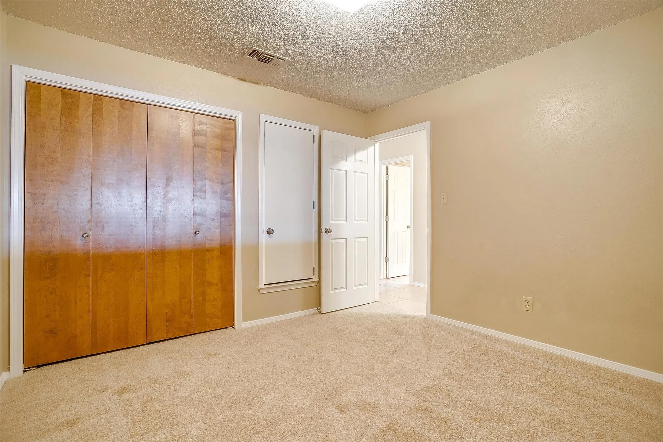Duplex For Rent in Tarrant County , 4860 Ledgestone Court, Fort Worth, Texas 76132, 3 Bedroom, 2 Bathroom, 2 Garage spaces, 1,784 Sqft, built in 1977, mls#21266157, Real Estate Agent in Fort Worth, Homes For Rent in Tarrant county, Homes For Rent in Fort Worth, Realtor in Fort Worth Texas, Real Estate Brokerage Independent Realty Texas, Luminita Cordes Realtor