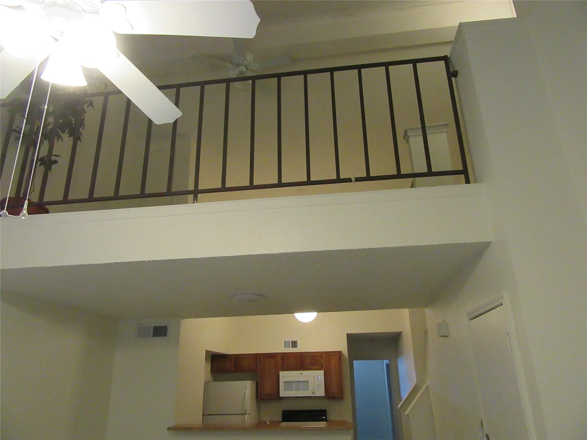 Condominium For Rent in Dallas County , 13211 Emily Road 1211, Dallas, Texas 75240, 1 Bedroom, 1 Bathroom, 1 Garage spaces, 838 Sqft, built in 1981, Price $1,050, mls#21267935, Real Estate Agent in Dallas, Homes For Rent in Dallas county, Homes For Rent in Dallas, Realtor in Dallas Texas, Real Estate Brokerage Independent Realty Texas, Luminita Cordes Realtor