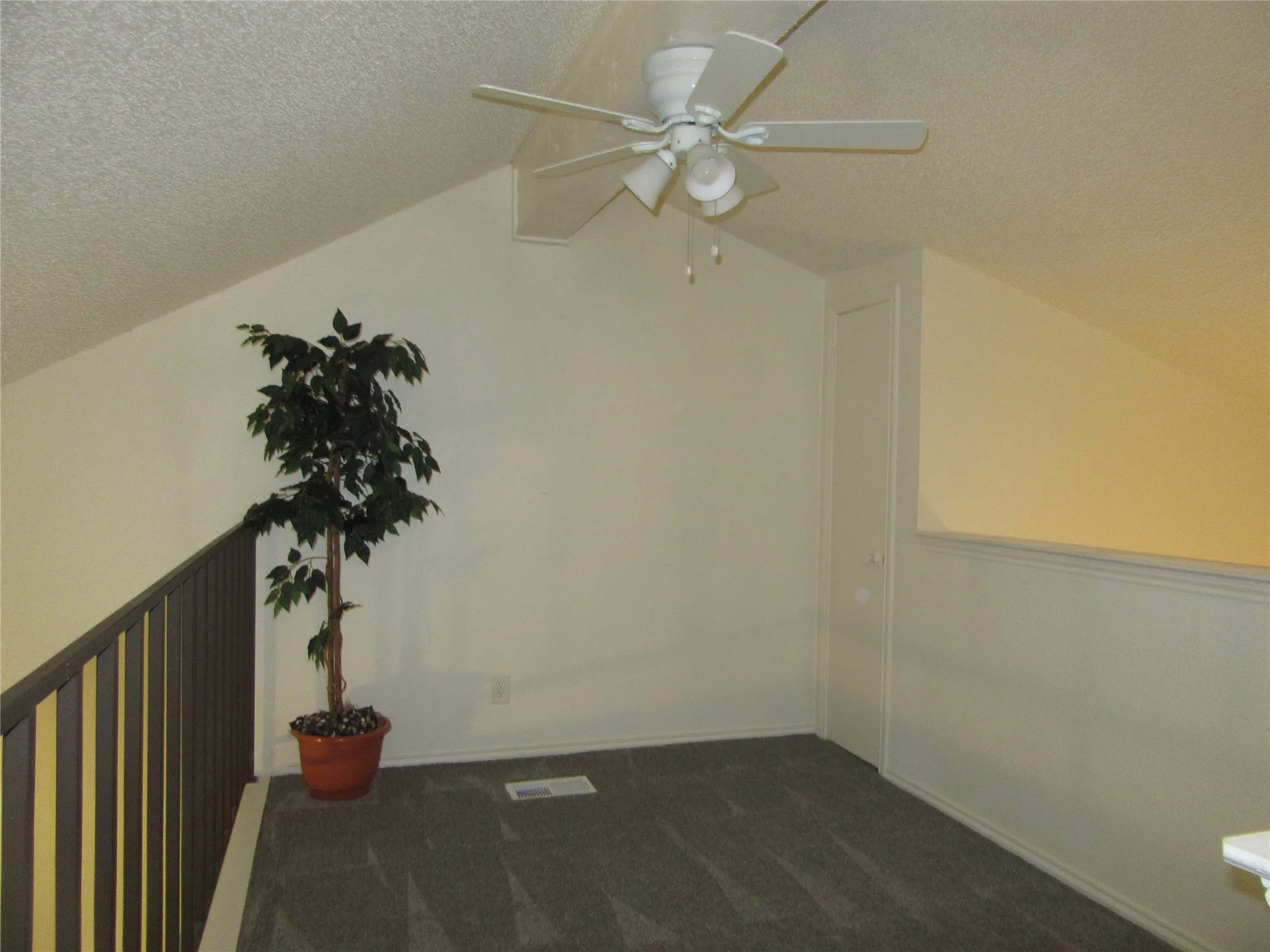 Condominium For Rent in Dallas County , 13211 Emily Road 1211, Dallas, Texas 75240, 1 Bedroom, 1 Bathroom, 1 Garage spaces, 838 Sqft, built in 1981, Price $1,050, mls#21267935, Real Estate Agent in Dallas, Homes For Rent in Dallas county, Homes For Rent in Dallas, Realtor in Dallas Texas, Real Estate Brokerage Independent Realty Texas, Luminita Cordes Realtor