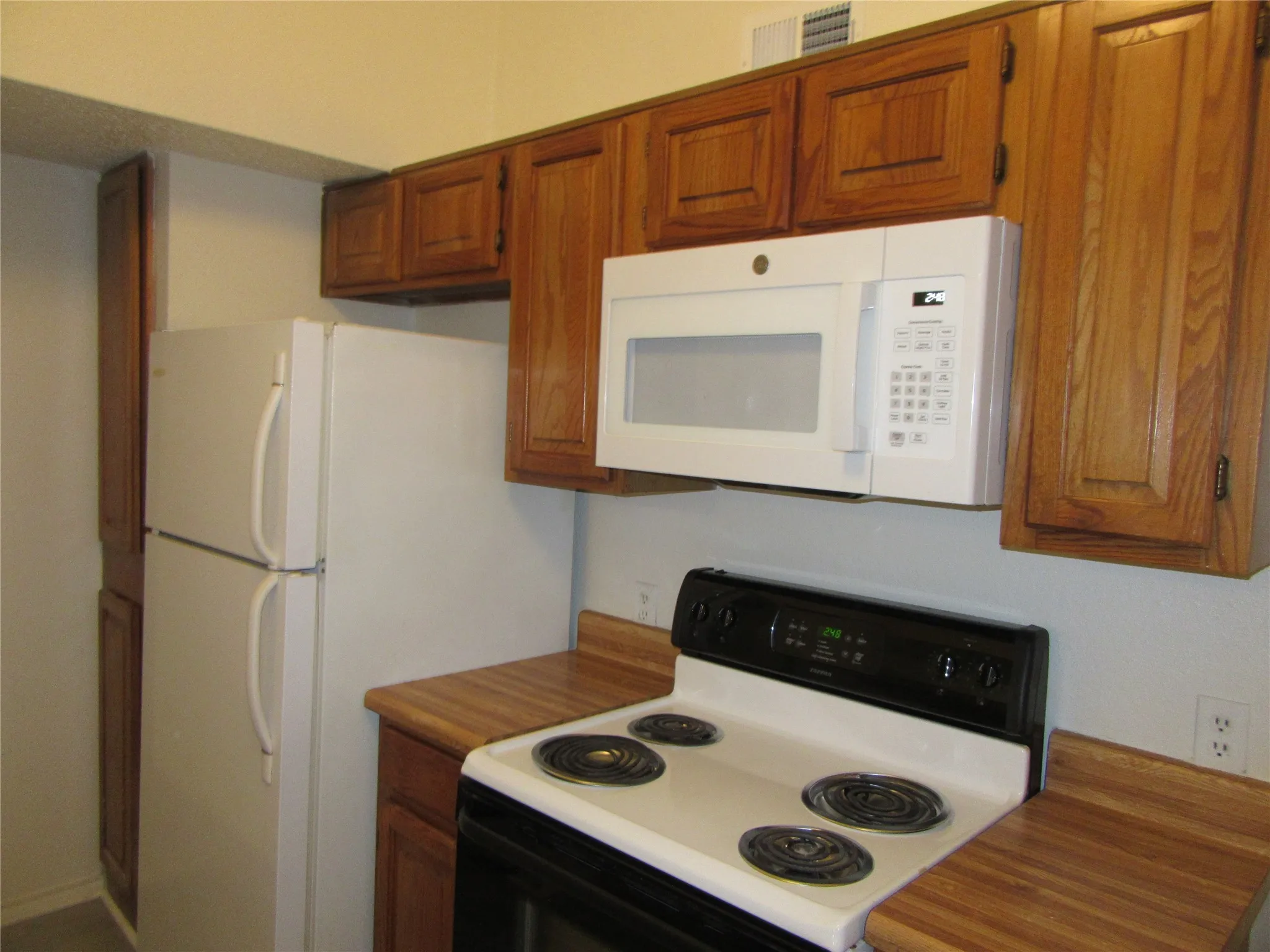 Condominium For Rent in Dallas County , 13211 Emily Road 1211, Dallas, Texas 75240, 1 Bedroom, 1 Bathroom, 1 Garage spaces, 838 Sqft, built in 1981, Price $1,050, mls#21267935, Real Estate Agent in Dallas, Homes For Rent in Dallas county, Homes For Rent in Dallas, Realtor in Dallas Texas, Real Estate Brokerage Independent Realty Texas, Luminita Cordes Realtor