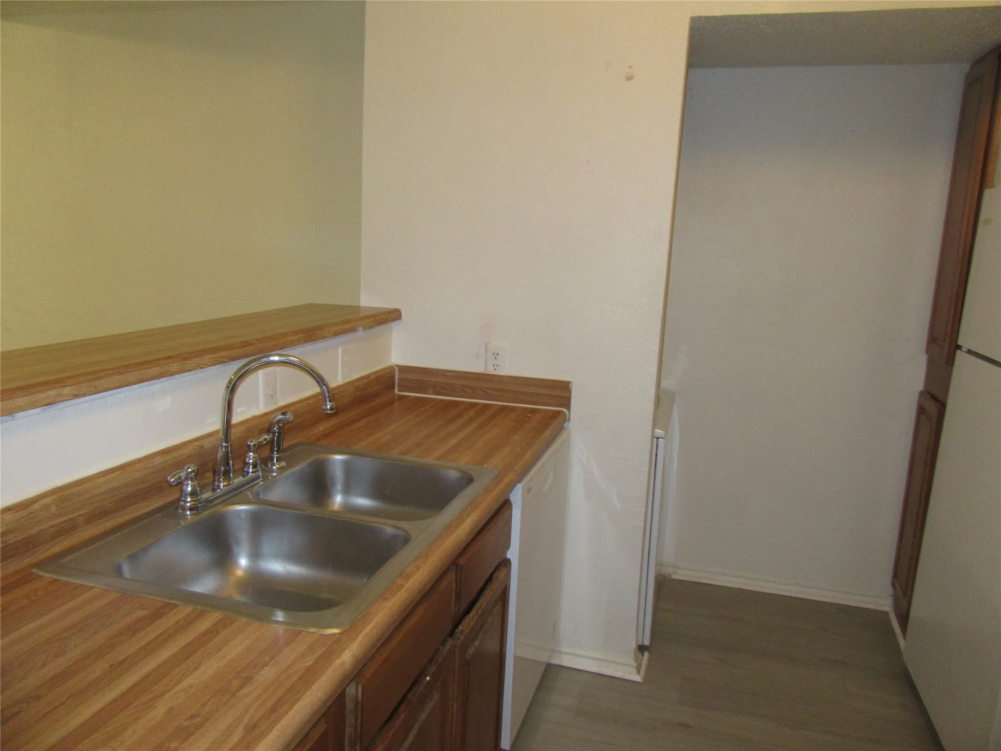 Condominium For Rent in Dallas County , 13211 Emily Road 1211, Dallas, Texas 75240, 1 Bedroom, 1 Bathroom, 1 Garage spaces, 838 Sqft, built in 1981, Price $1,050, mls#21267935, Real Estate Agent in Dallas, Homes For Rent in Dallas county, Homes For Rent in Dallas, Realtor in Dallas Texas, Real Estate Brokerage Independent Realty Texas, Luminita Cordes Realtor